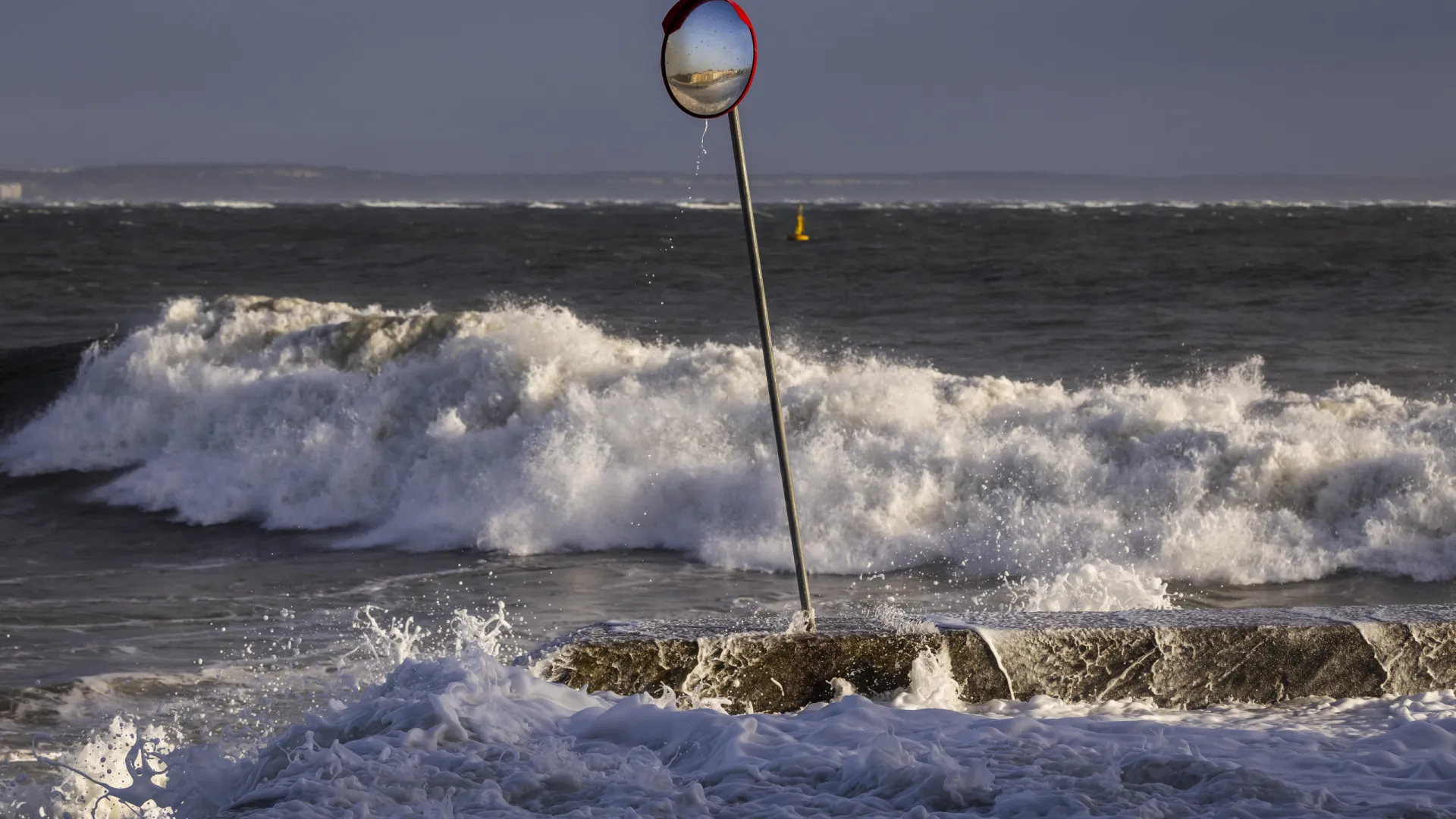 
                    Toda a costa com aviso de ondulação e dois distritos com alerta para neve
                