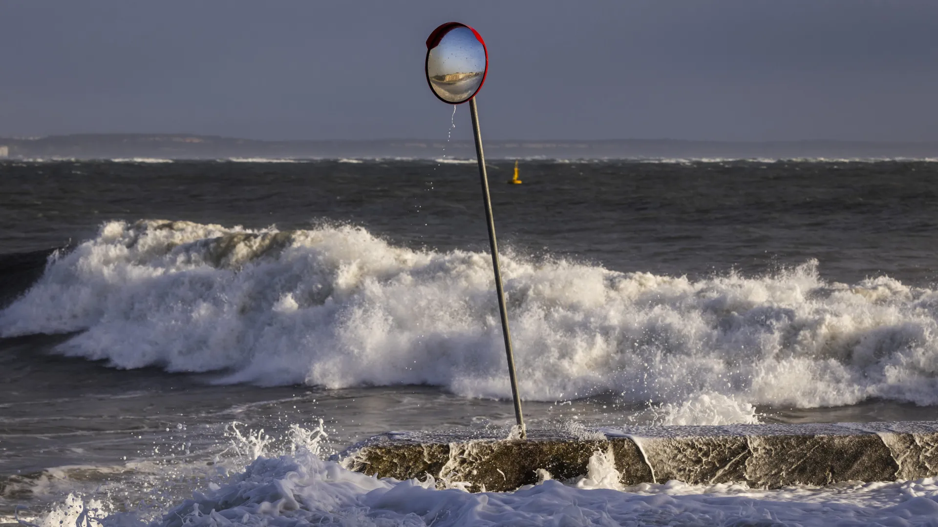 
                    Espere agitação marítima! Seis distritos do litoral a amarelo: Quais?
                