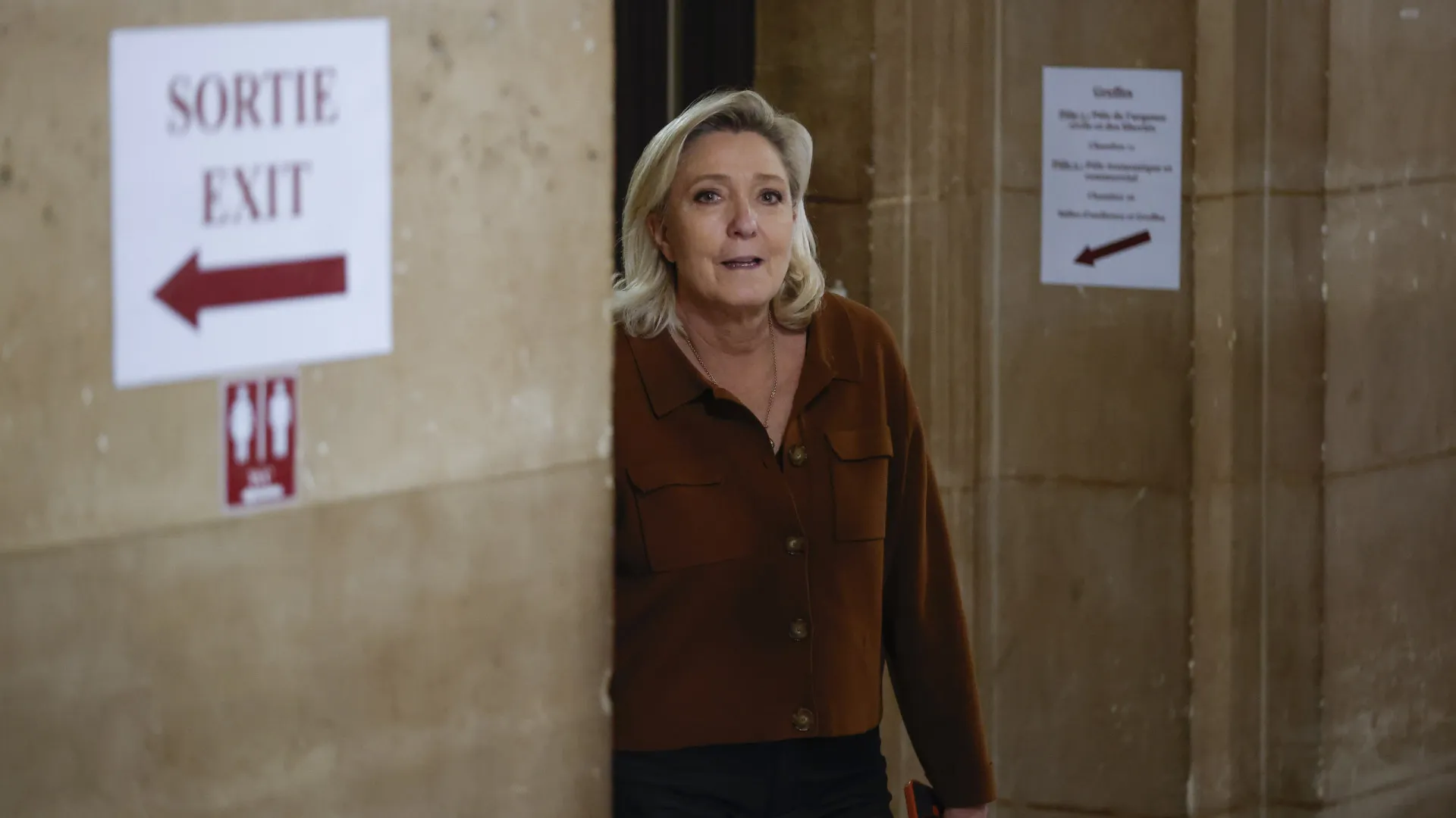 
                    MP francês pede confirmação de proibição de ter cargos públicos a Le Pen 
                