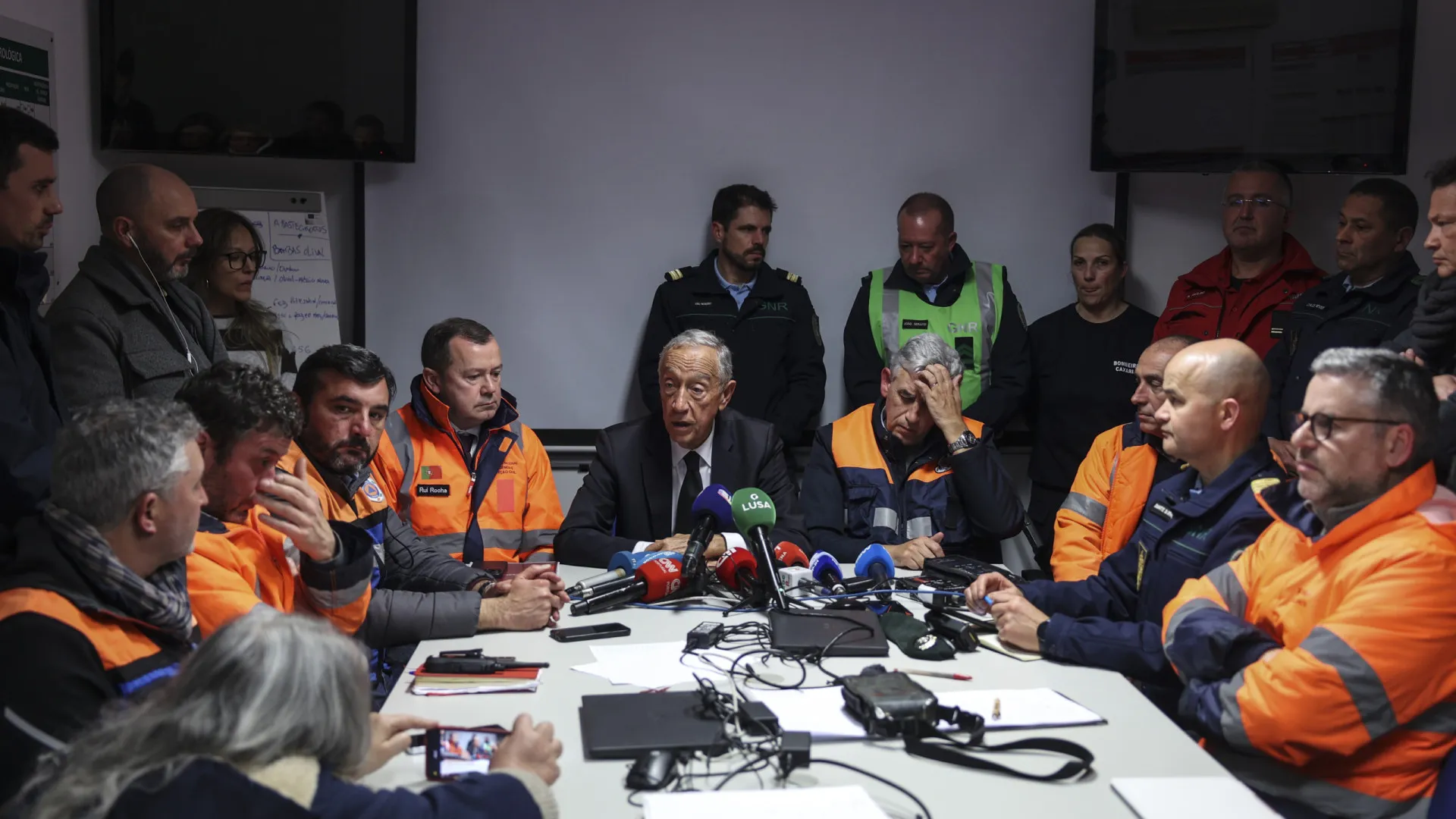 
                    Explicação do Governo às populações 