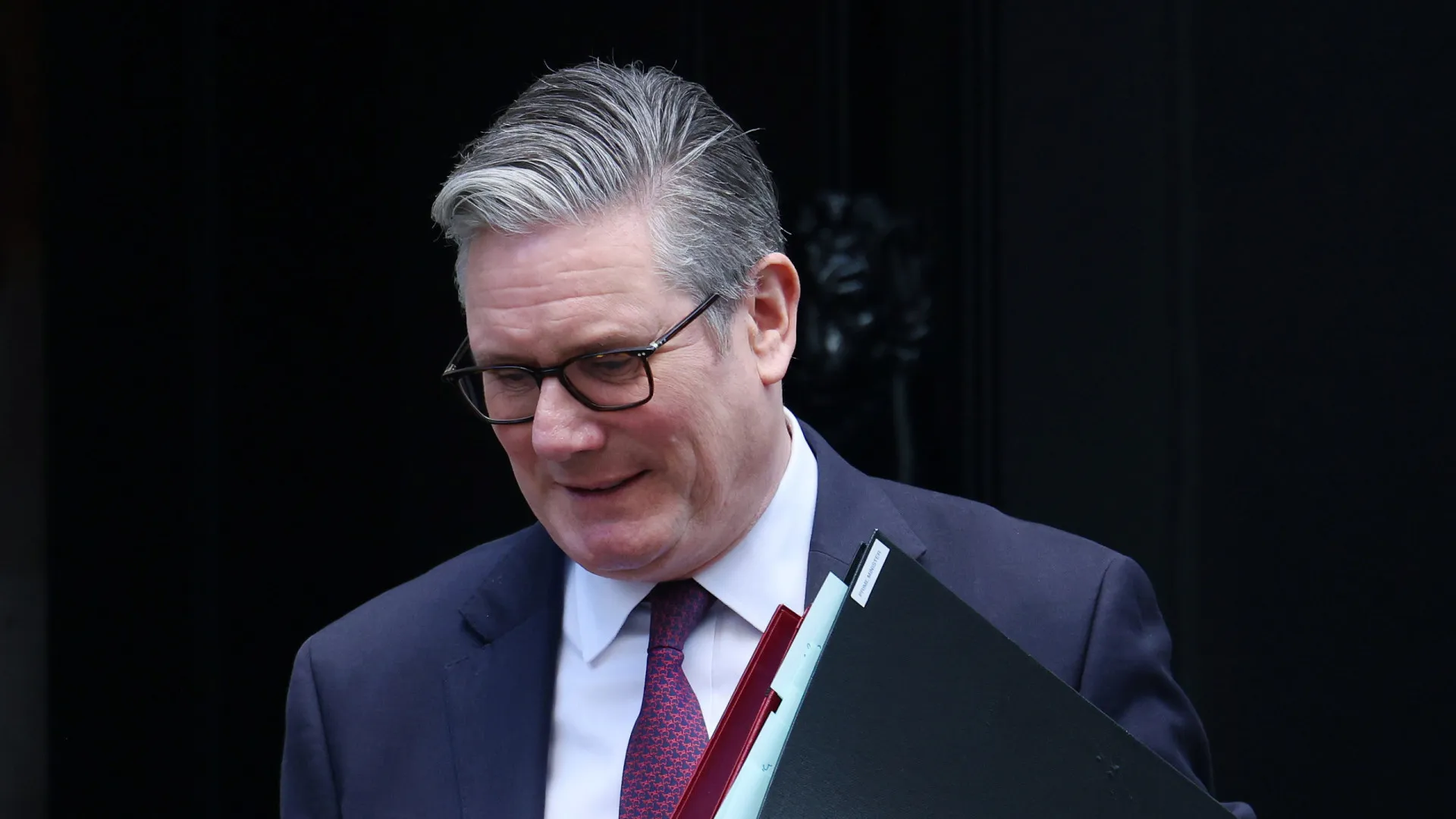 
                    Epstein? Starmer promete lutar pelo cargo após polémica com Mandelson
                