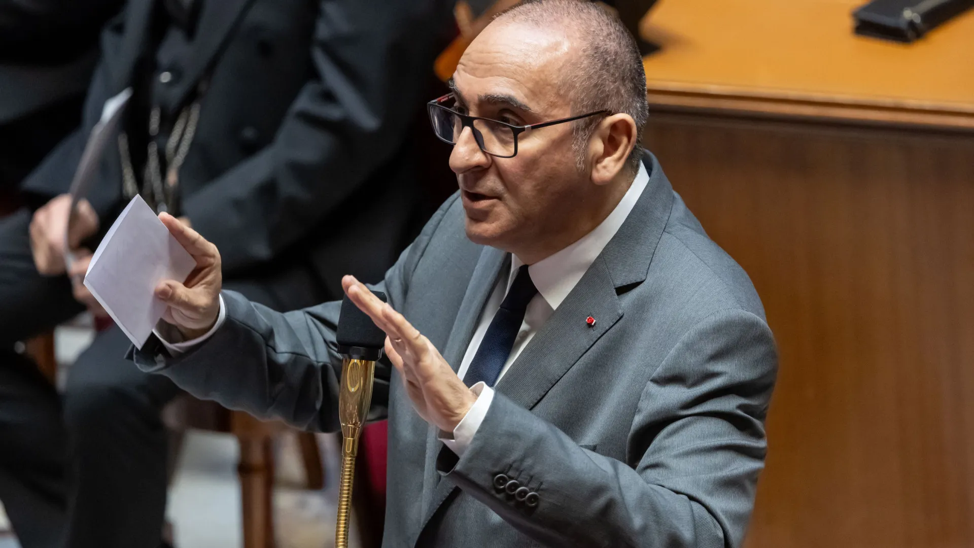 Ministro do Interior francês liga atentado a guerra no Médio Oriente