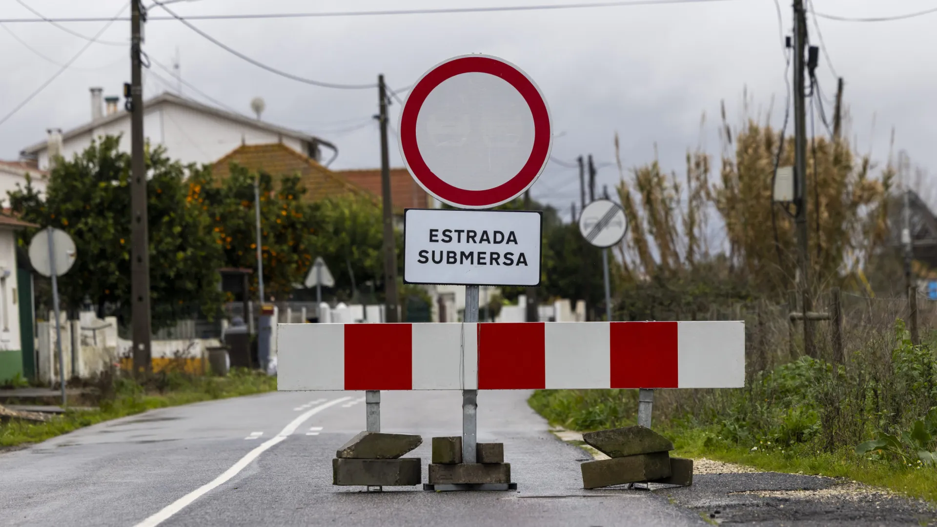 
                    Mau tempo. Mais de 100 estradas cortadas, maioria nacionais e municipais
                