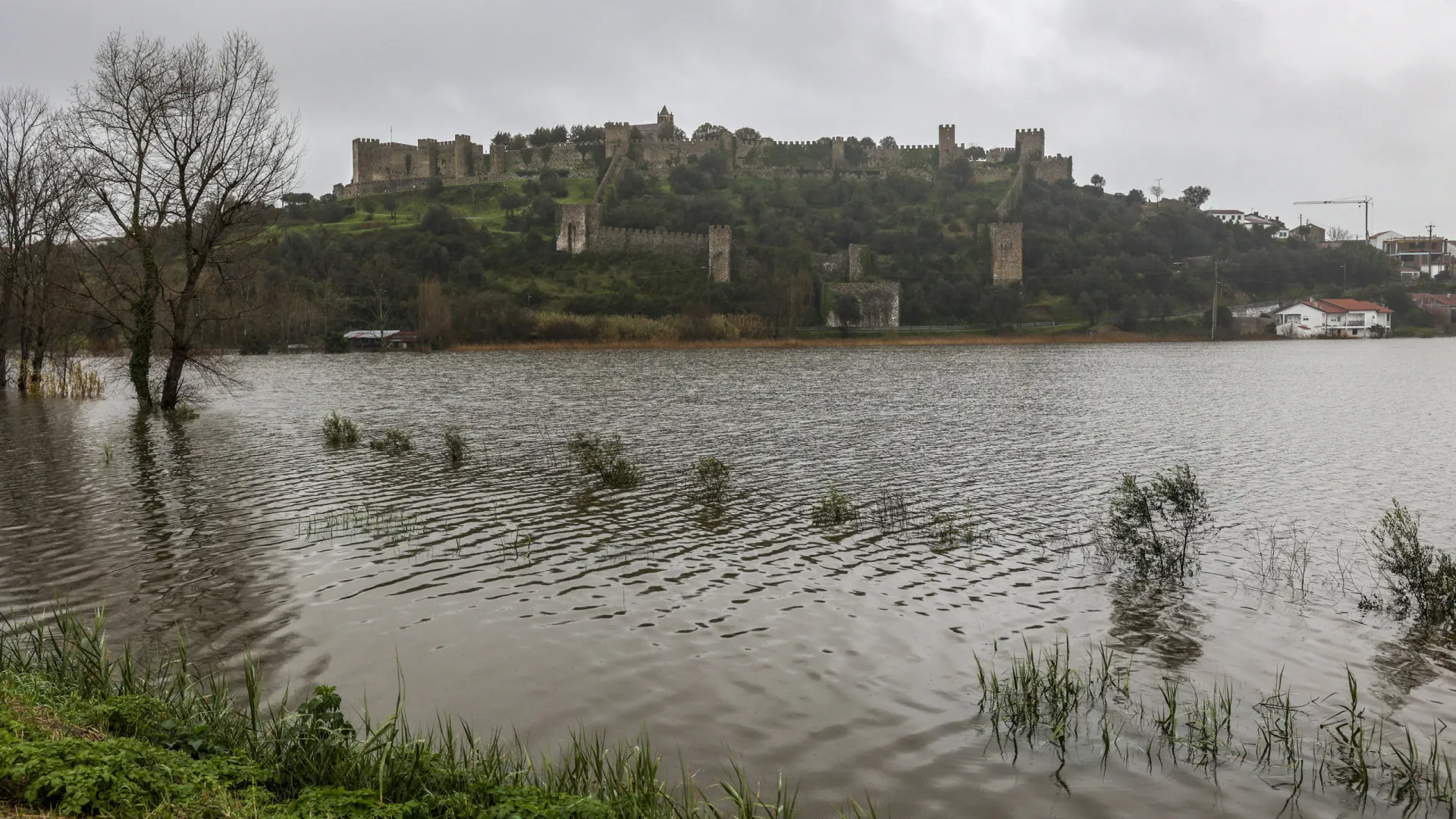 
                    Água baixou 5 a 6 centímetros em Montemor-o-Velho, mas deverá subir
                