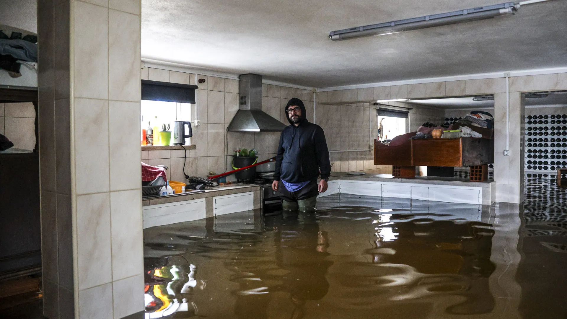 
                    Pelo menos 70 ocorrências devido ao mau tempo até às 06h30
                