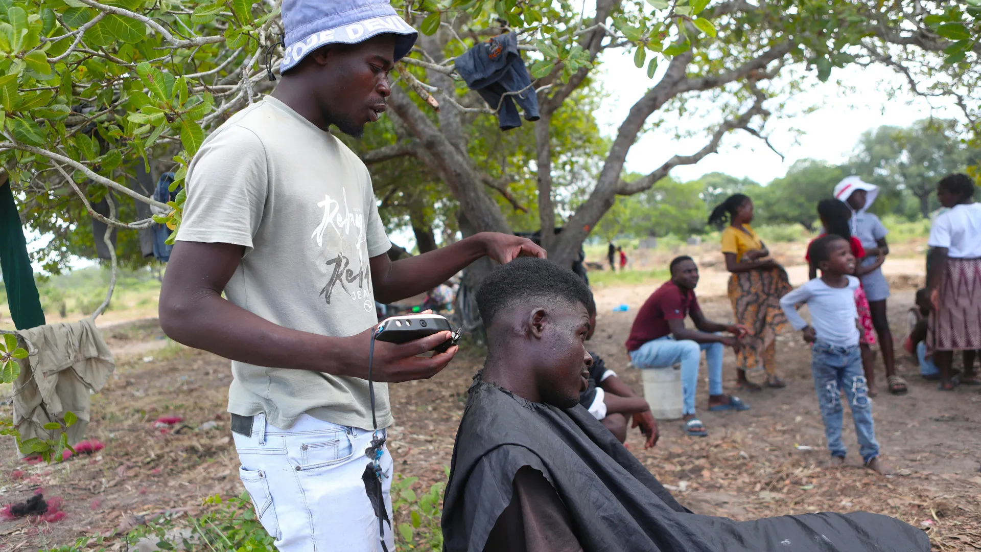 
                    No centro de deslocados em Moçambique corta-se cabelo à espera que água baixe
                