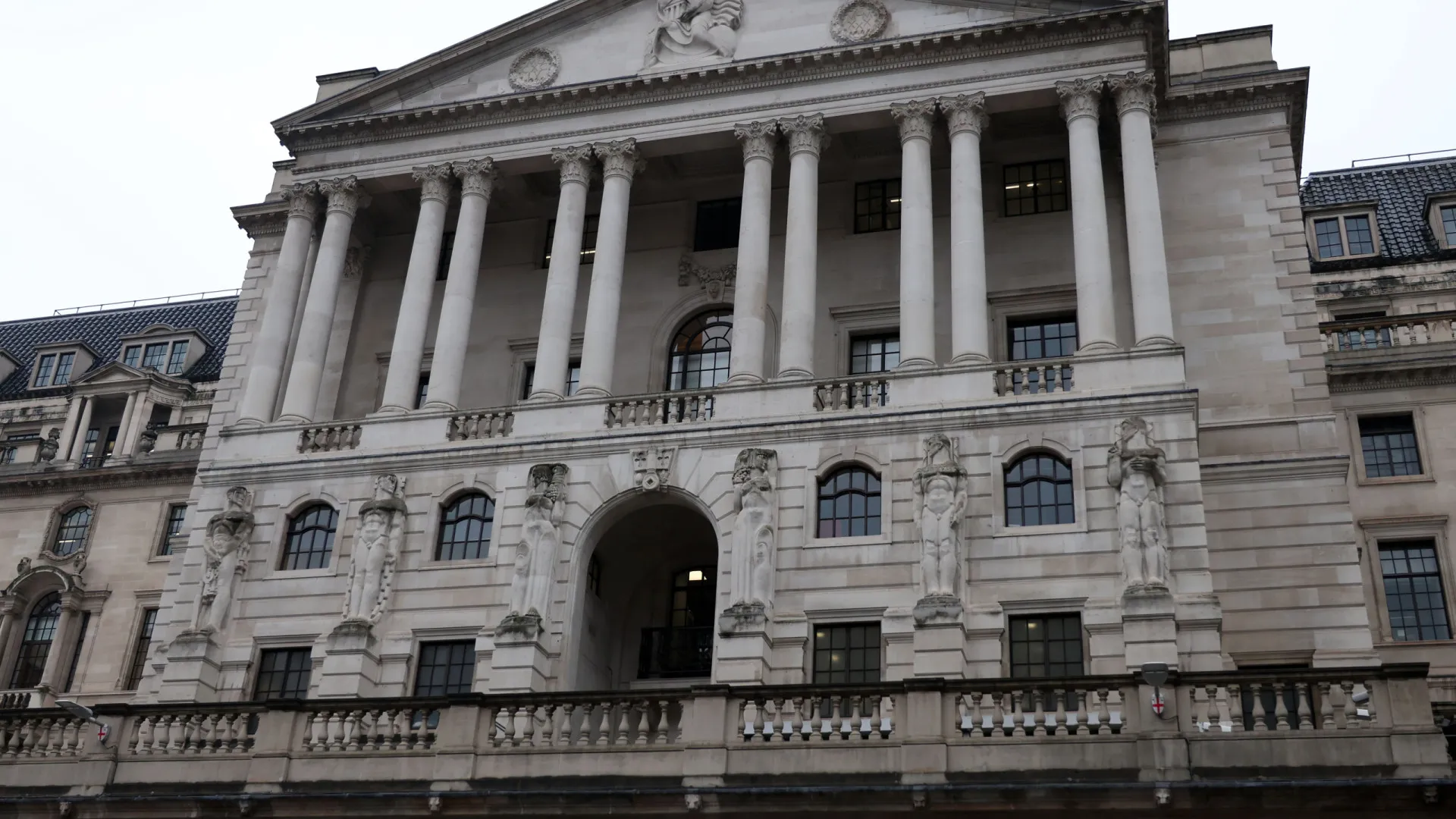 
                    Banco de Inglaterra mantém principal taxa diretora em 3,75%
                