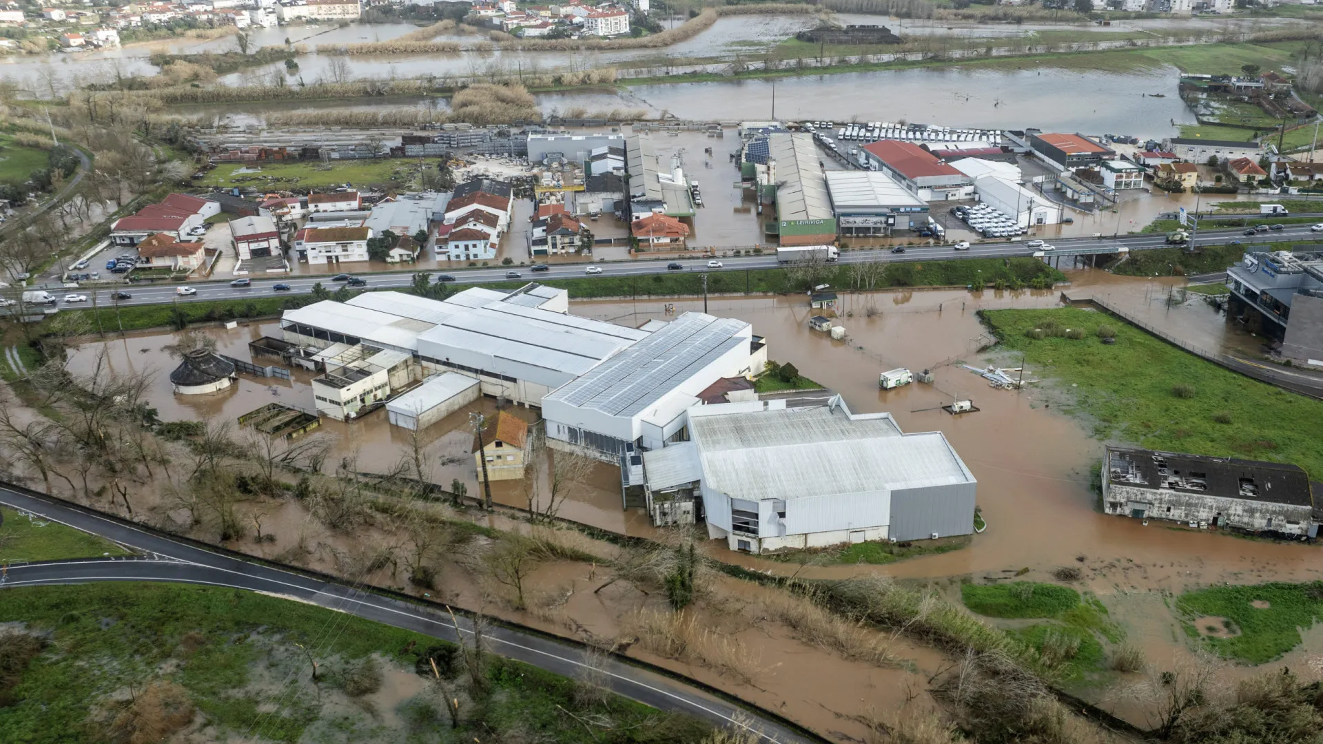 
                    Leiria avalia segurança para regressos a casa e reabertura de vias
                