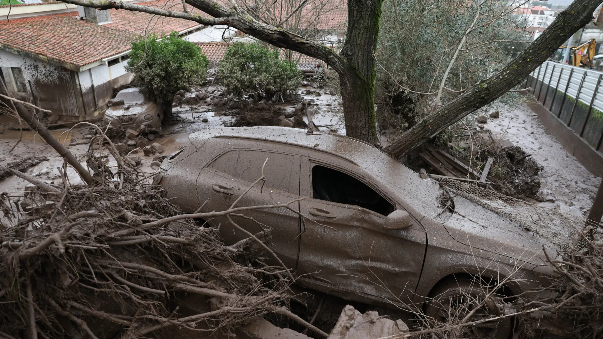 
                    Mais de 50 carros sofreram danos em Portalegre devido a 'mar de lama'
                