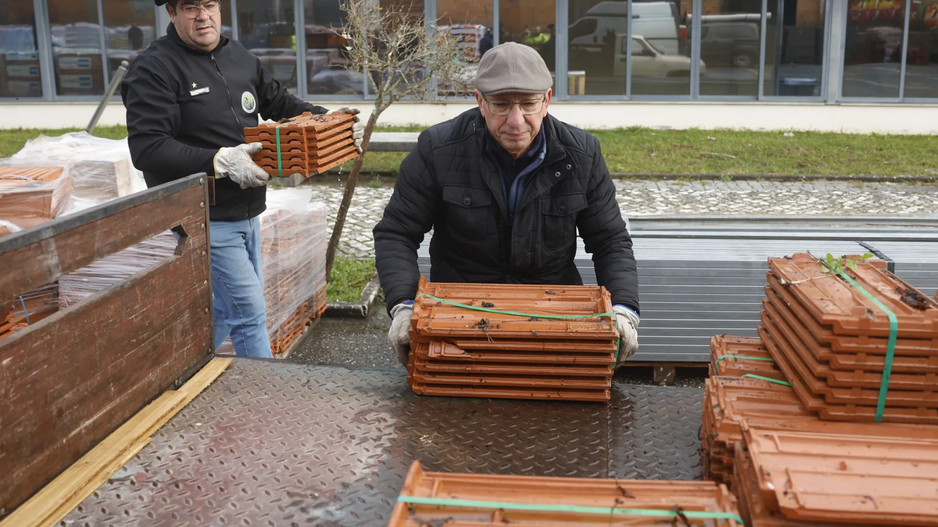 
                    Campanha de solidariedade Reerguer Leiria já deu 300 mil telhas
                