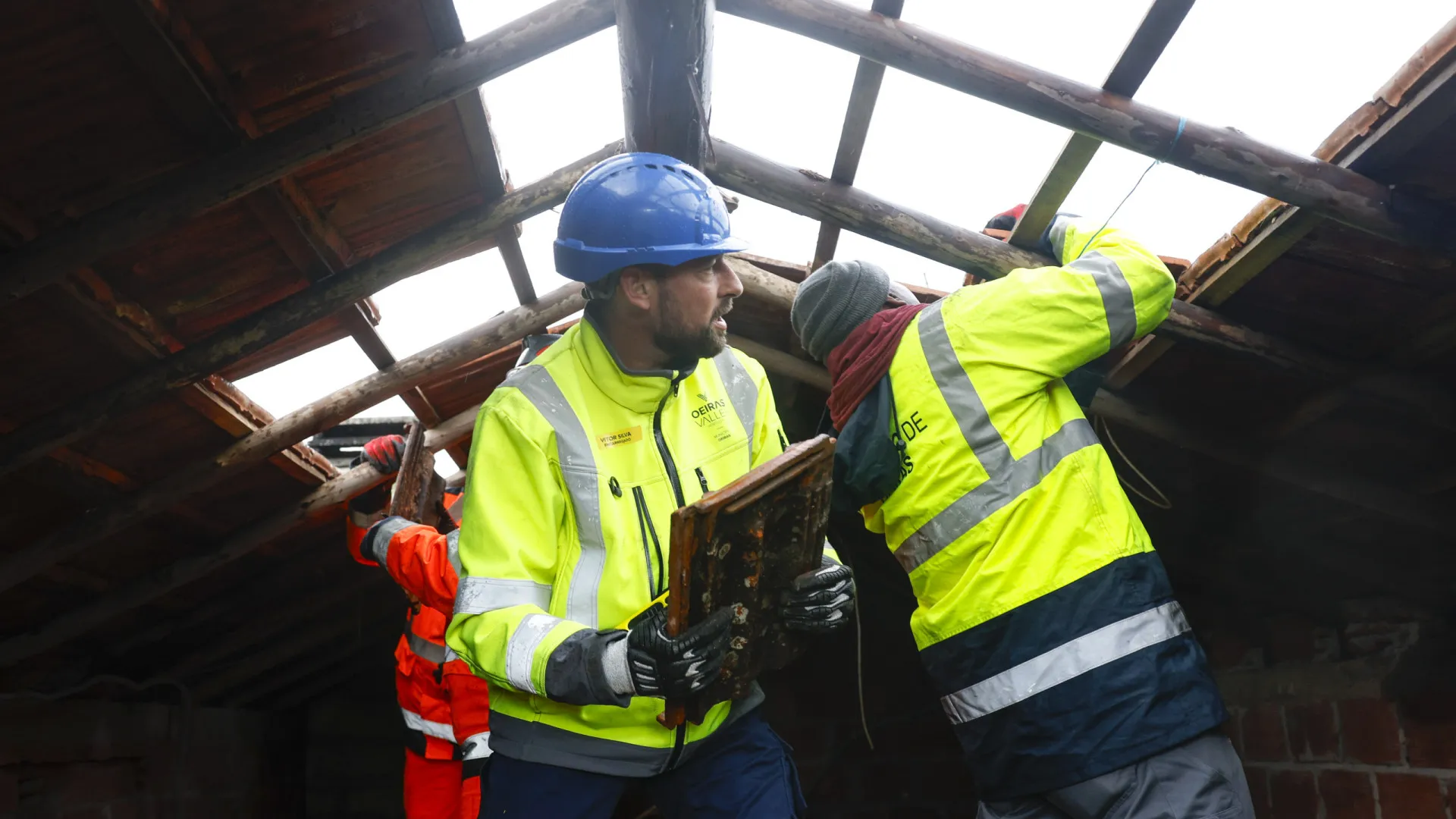
                    Governo pede aos emigrantes da construção civil ajuda na reconstrução
                