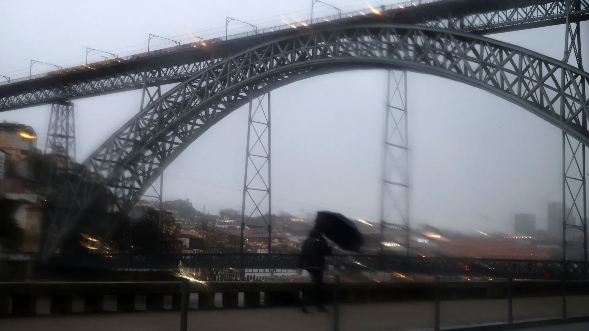 
                    Depressão Nils traz chuva e vento, mas não afeta diretamente Portugal
                