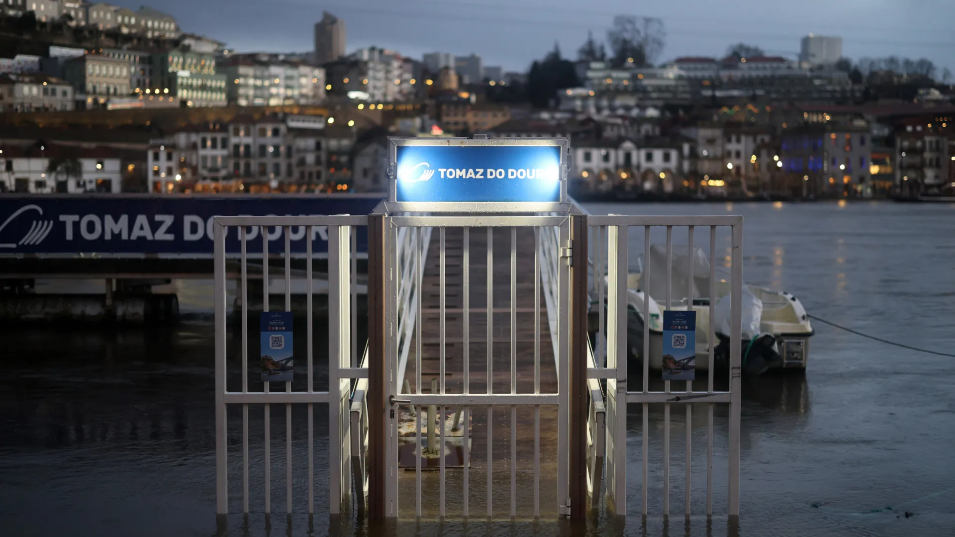 
                    Douro transbordou de madrugada e ocupou margens do Porto e Gaia
                