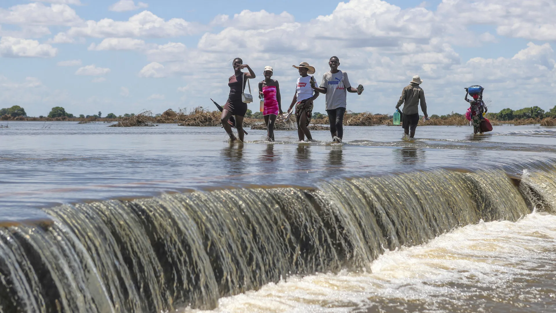 
                    Moçambique em alerta para ciclone intenso e ventos até 250 km/h
                