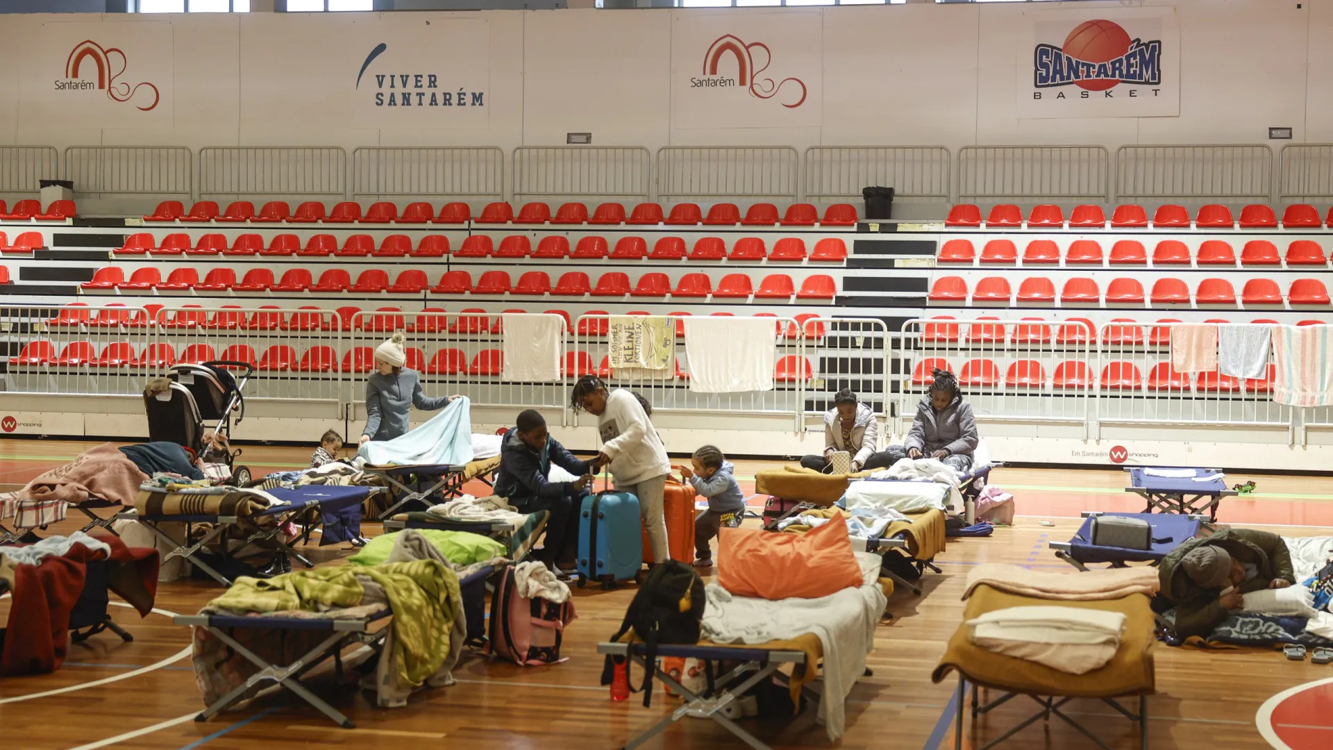 
                    Mais de 50 deslocados mantêm-se no centro de acolhimento de Santarém
                