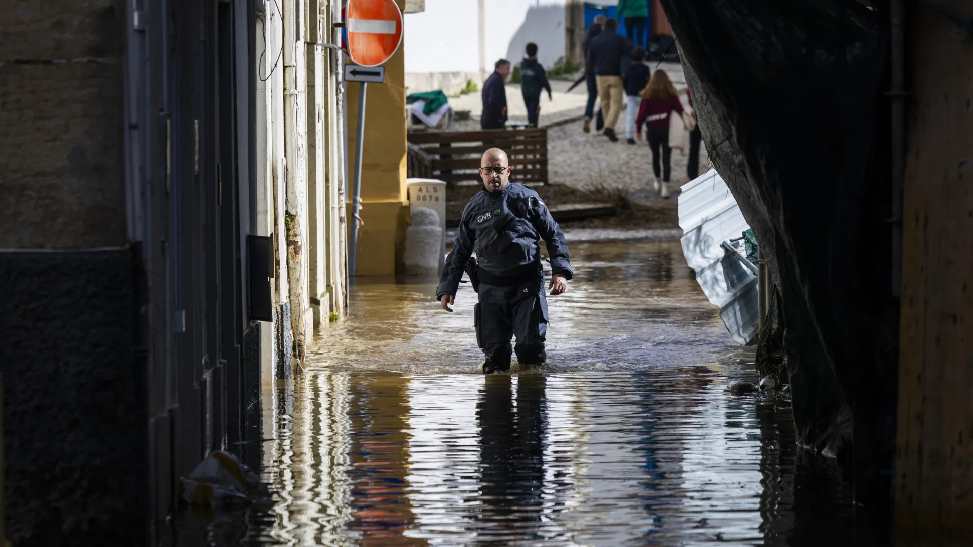 
                    Treze distritos sob aviso laranja devido à chuva, vento, ondas e neve
                