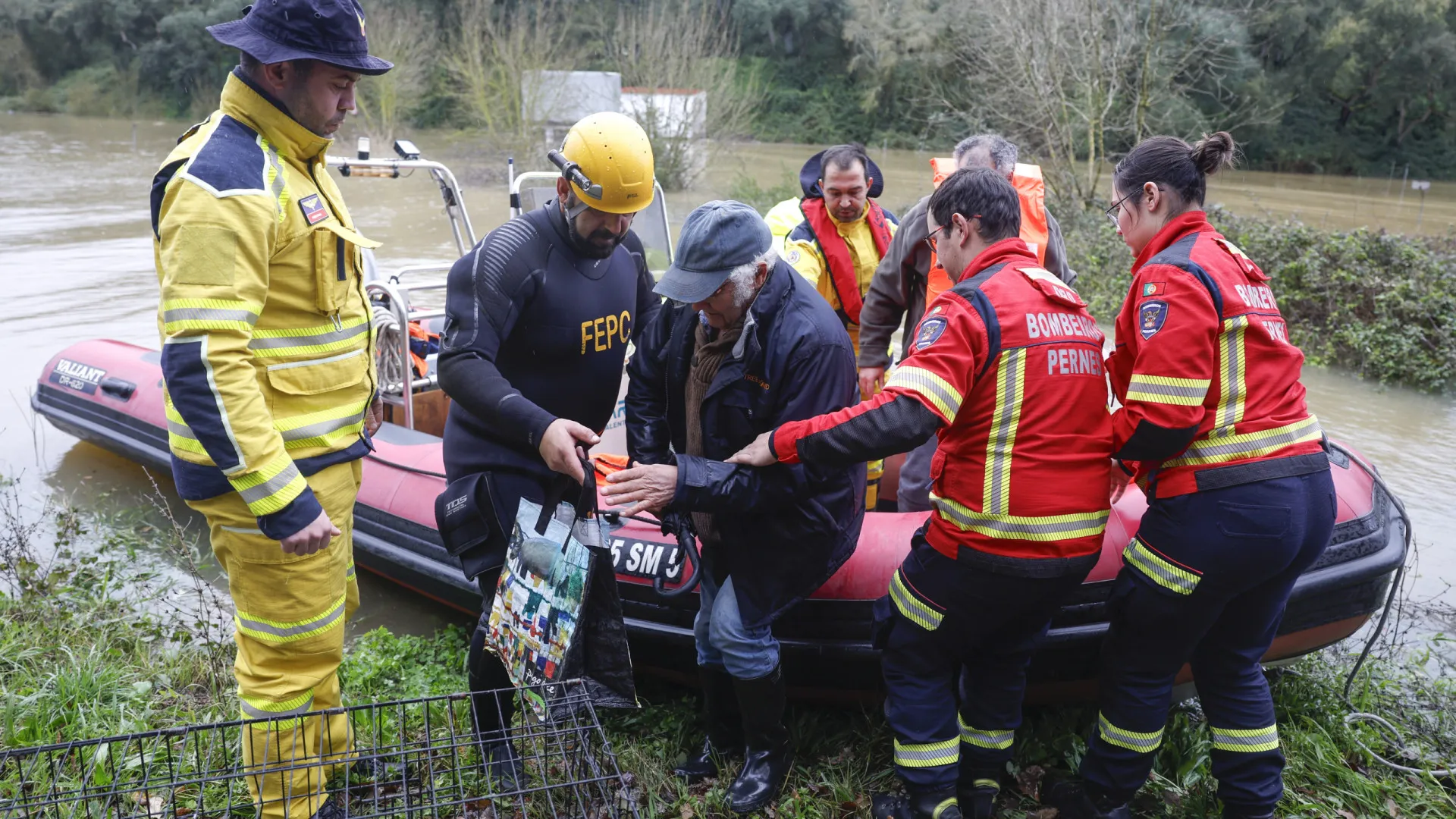 
                    Cerca de 1.100 pessoas deslocadas sobretudo na Lezíria do Tejo e no Algarve
                