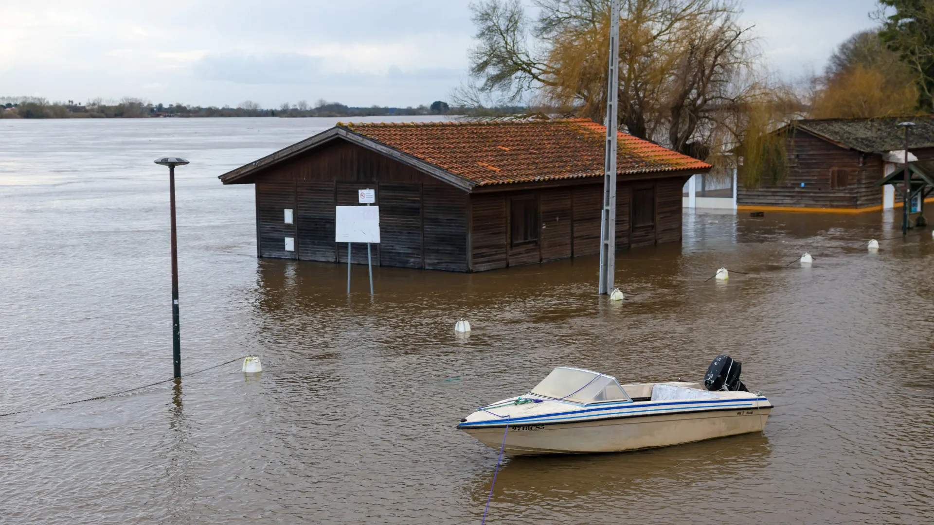
                    Rio Tejo continua a baixar e começa a deixar à vista destruição
                