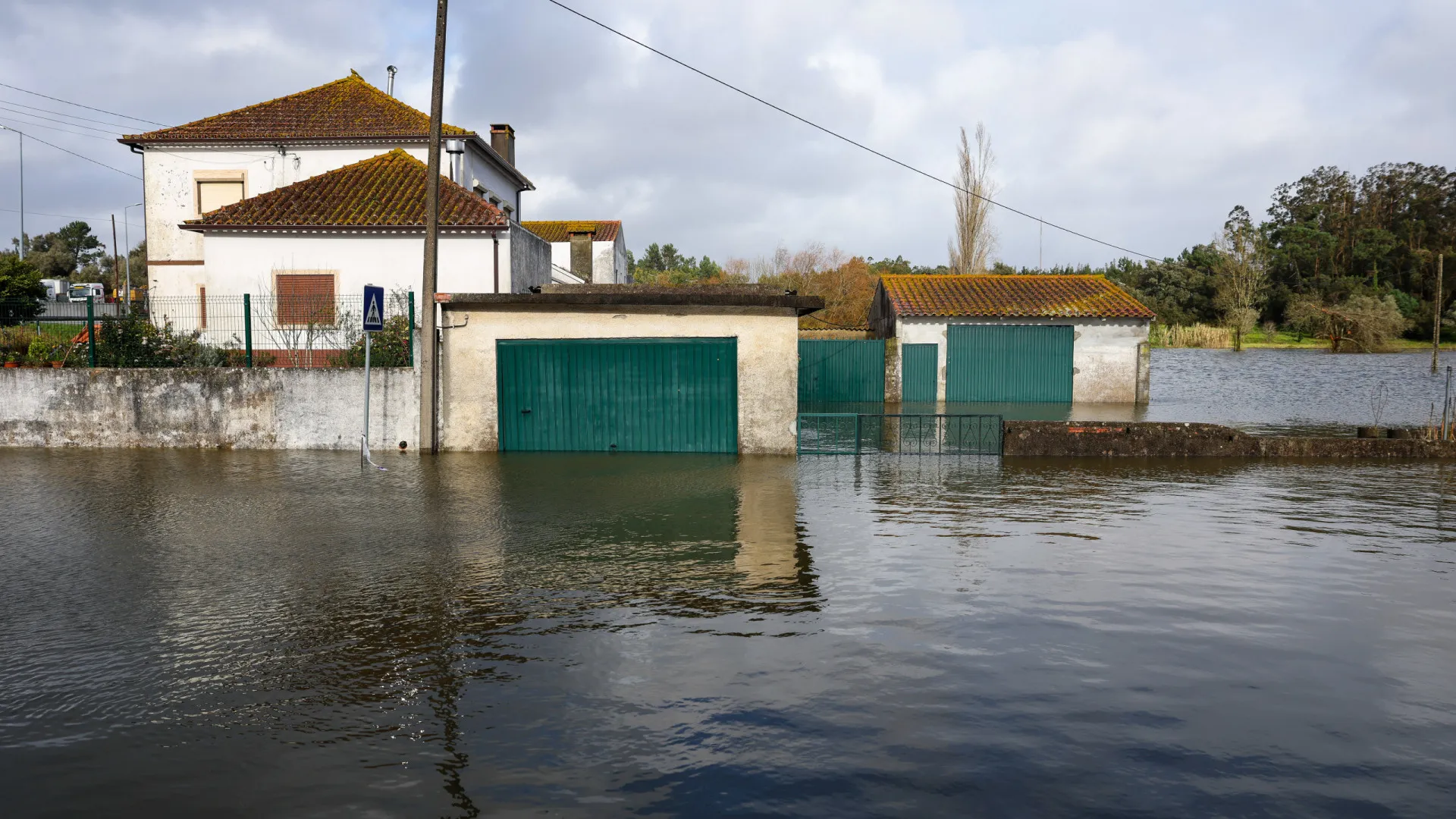 
                    Mau tempo. Cerca de 1.200 pessoas deslocadas em várias regiões do país
                