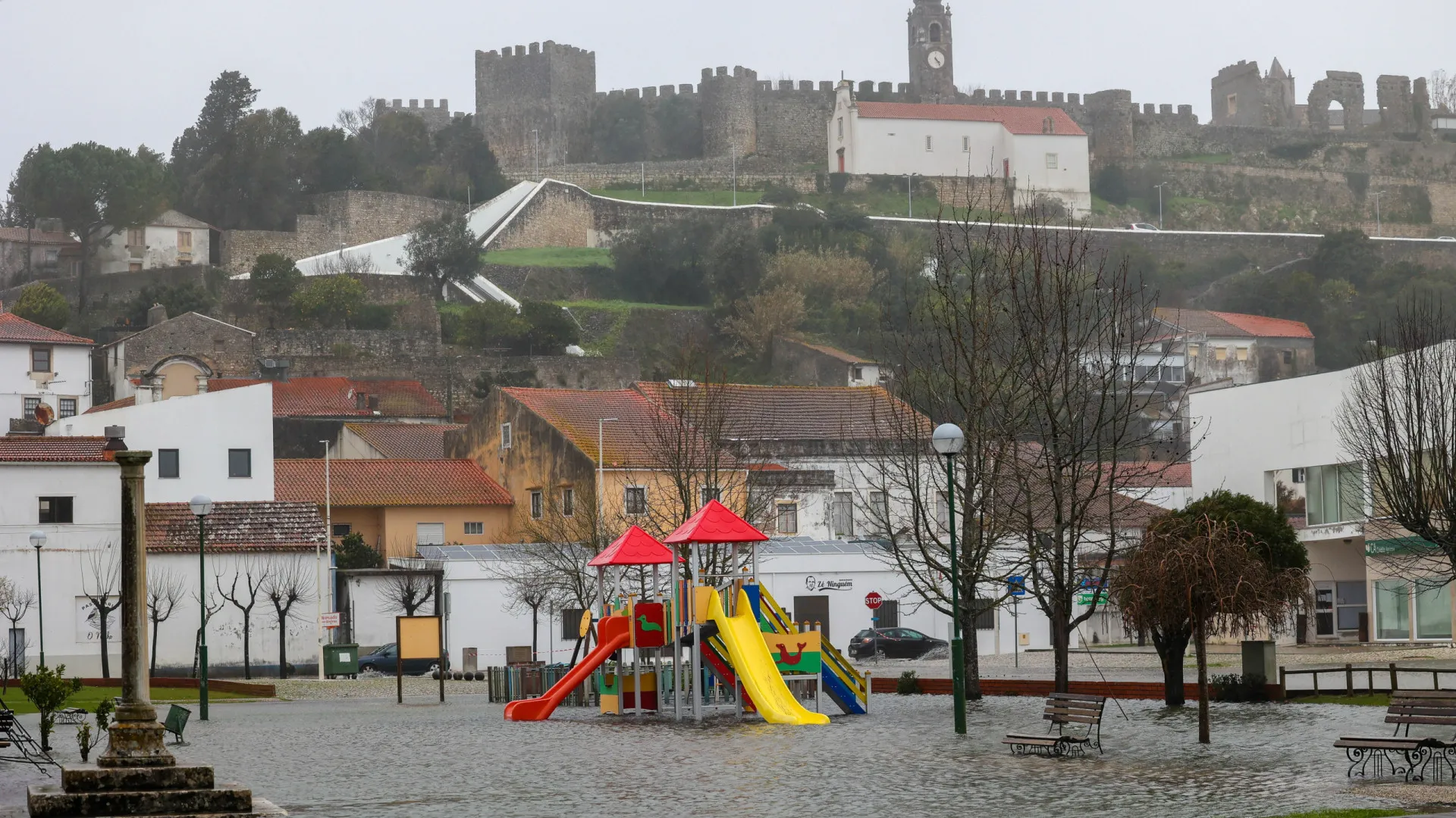 
                    Centro de Montemor-o-Velho em risco de ficar isolado nas próximas horas
                