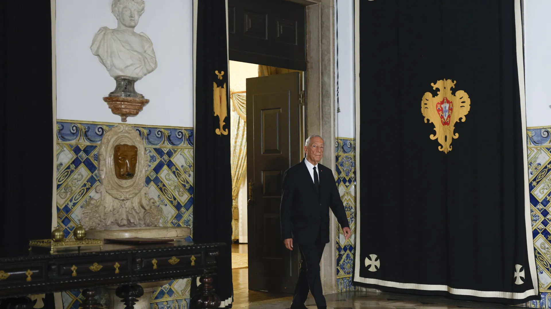 
                    2.ª volta: Mais de 11 milhões chamados hoje a eleger sucessor de Marcelo
                