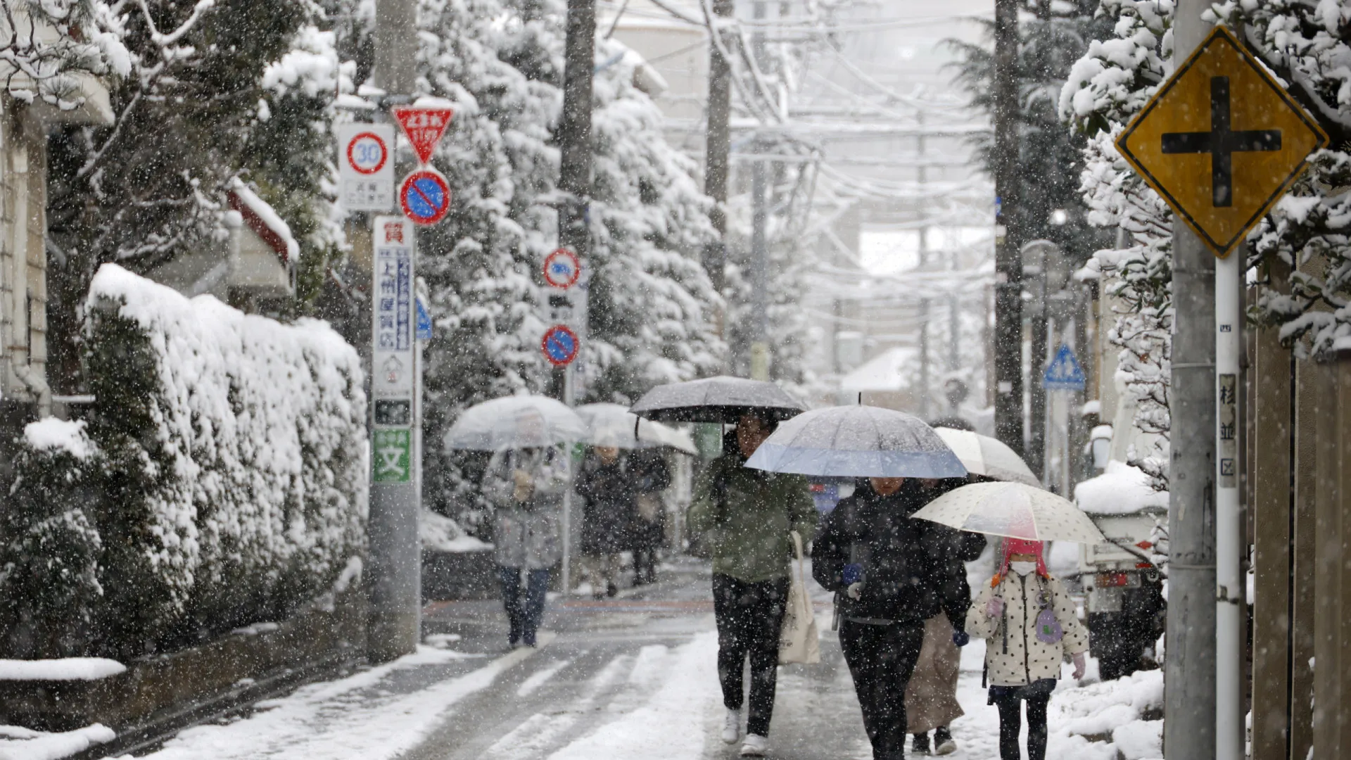 
                    Primeiras horas das eleições no Japão marcadas por fraca participação
                