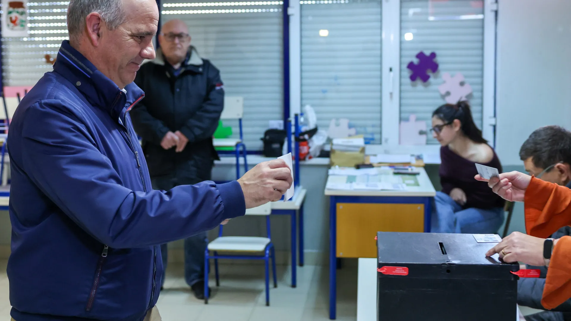 
                    Paulo Raimundo foi rápido a votar e faz apelo à participação
                