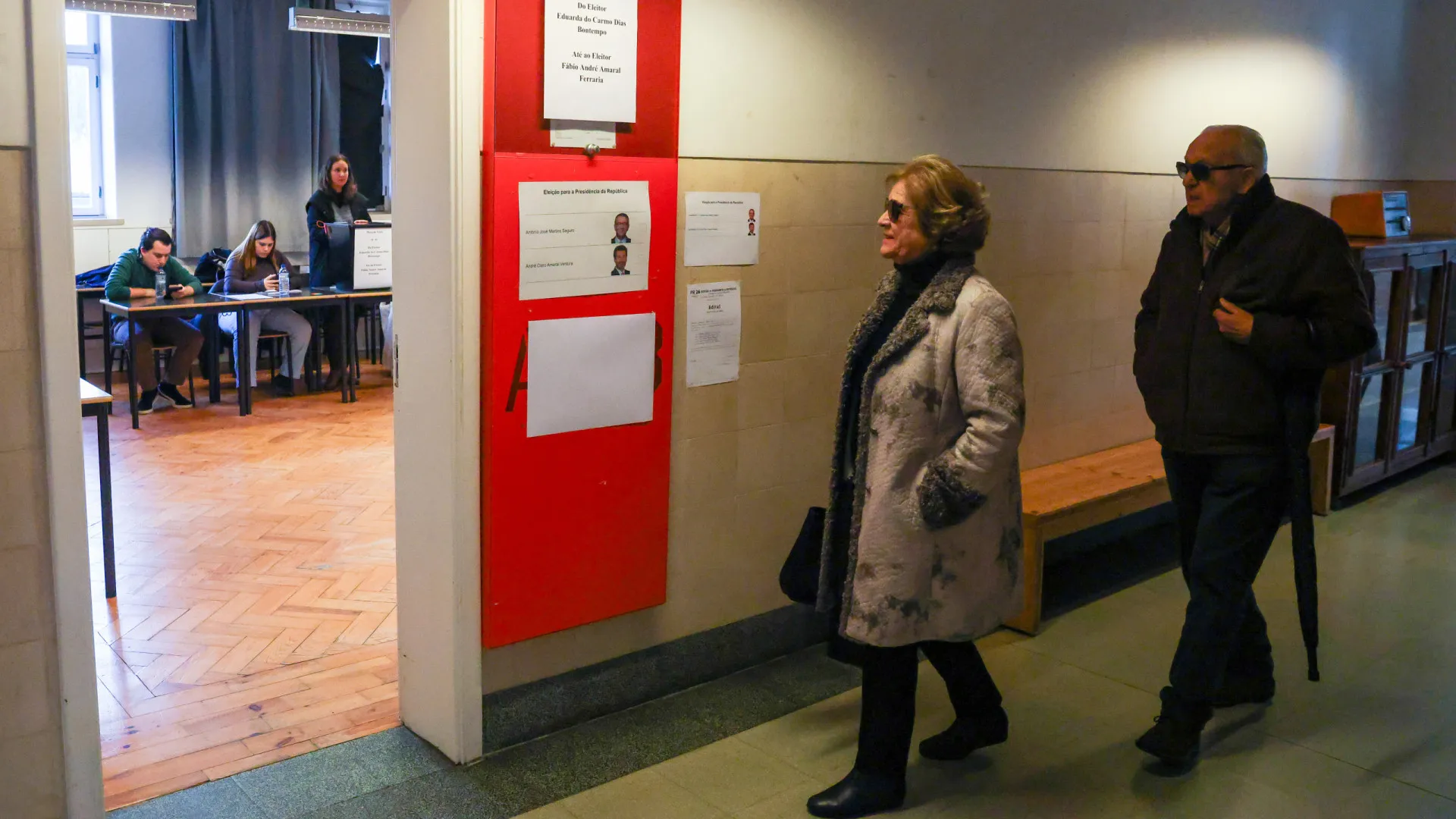 
                    Afluência supera 1.ª volta. 22,35% dos eleitores votaram até às 12h00
                