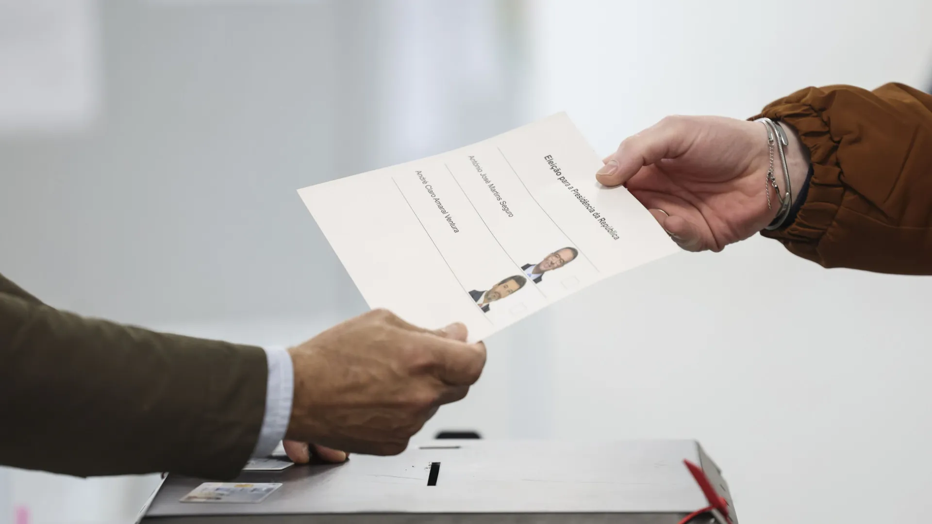 
                    Presidenciais: 2.ª volta decorre hoje em 20 freguesias e secções de voto
                