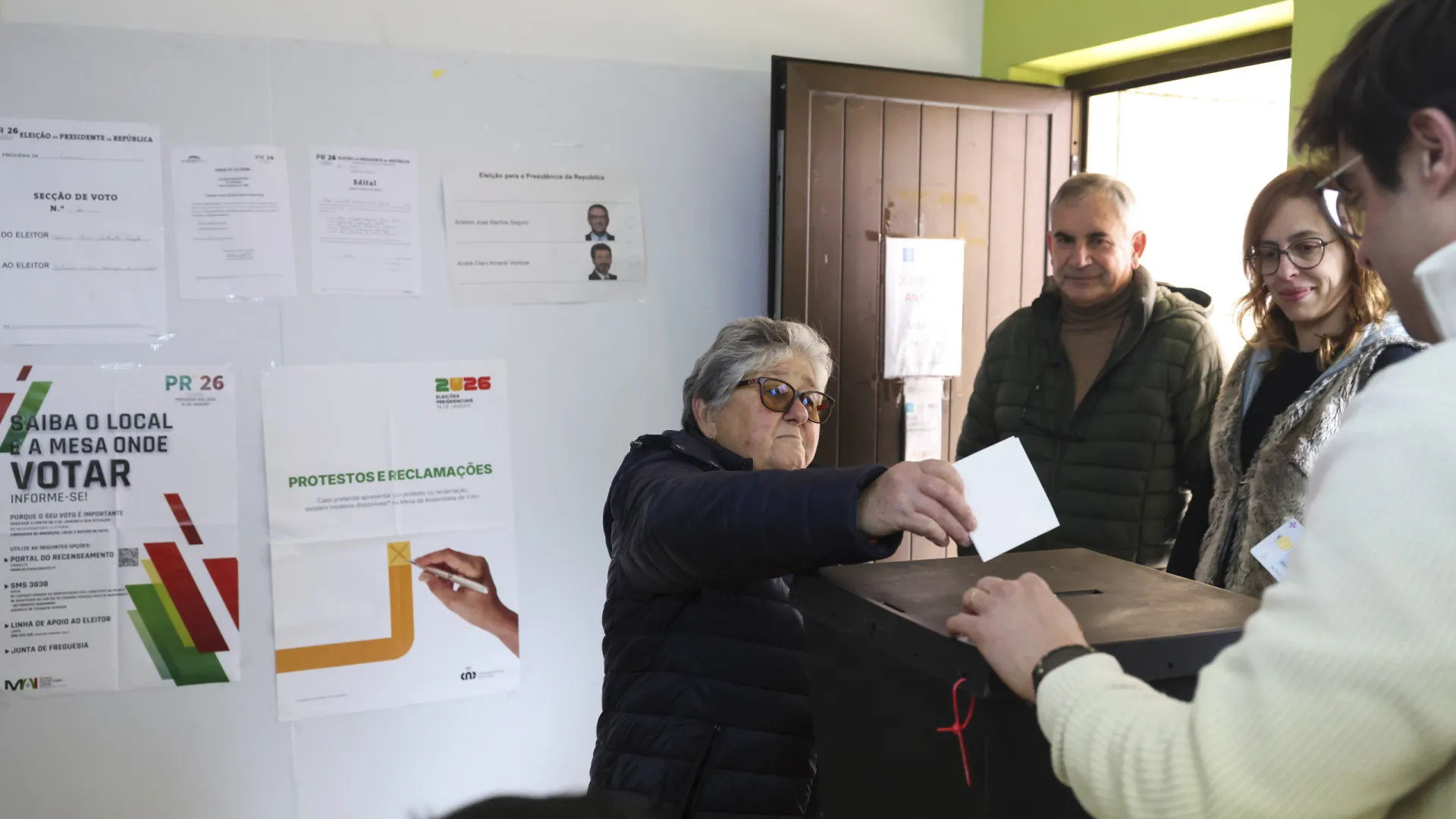 
                    Afluência em linha com 1.ª volta com 45,5% dos eleitores até às 16h00
                