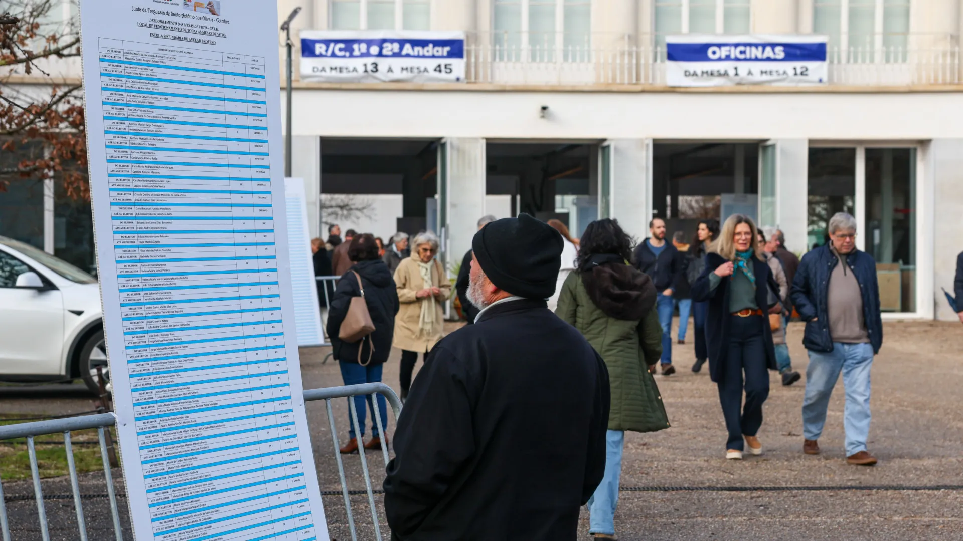 
                    Projeções das televisões apontam para abstenção entre 37,5 % e os 48%
                