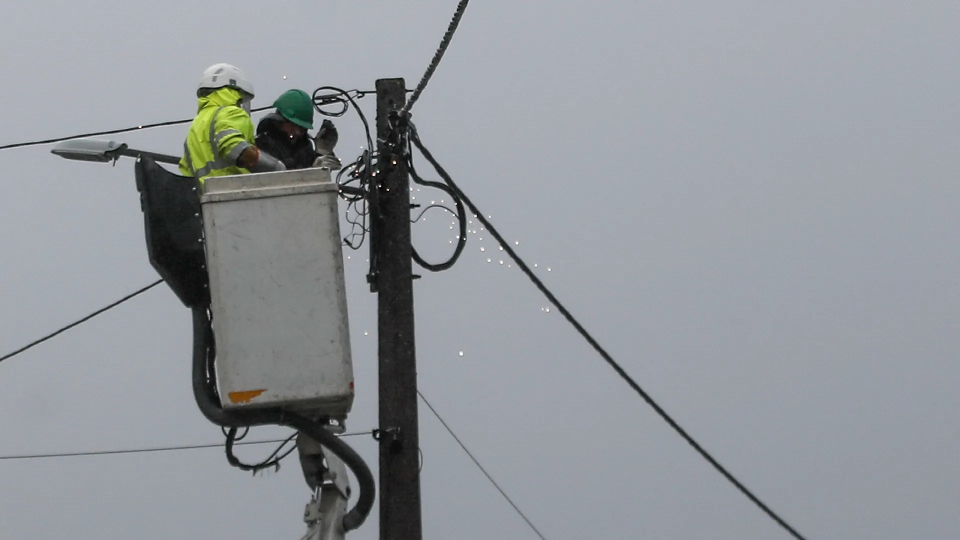
                    Cerca de 14 mil clientes afetados pelo mau tempo ainda sem eletricidade
                