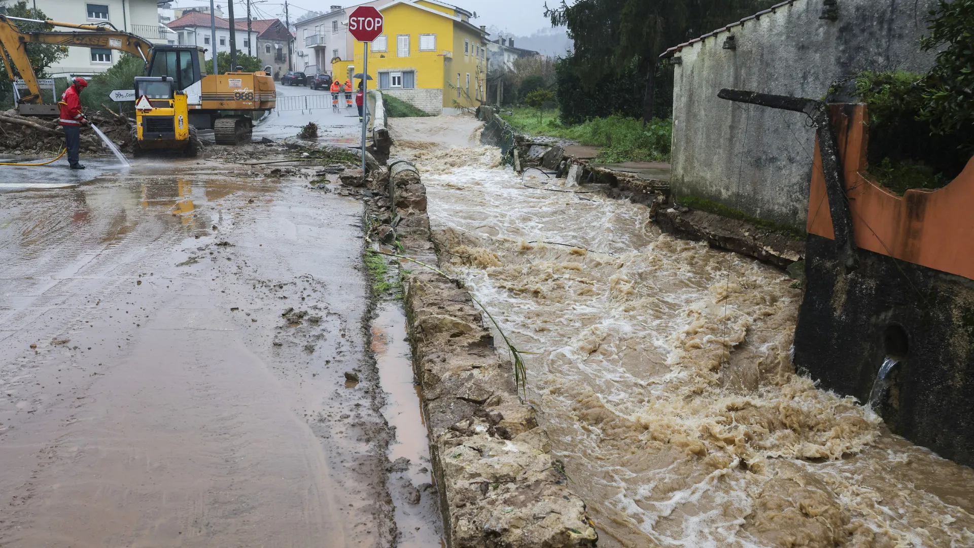 
                    Câmara de Coimbra vai retirar cerca de 3 mil pessoas por risco de cheia
                