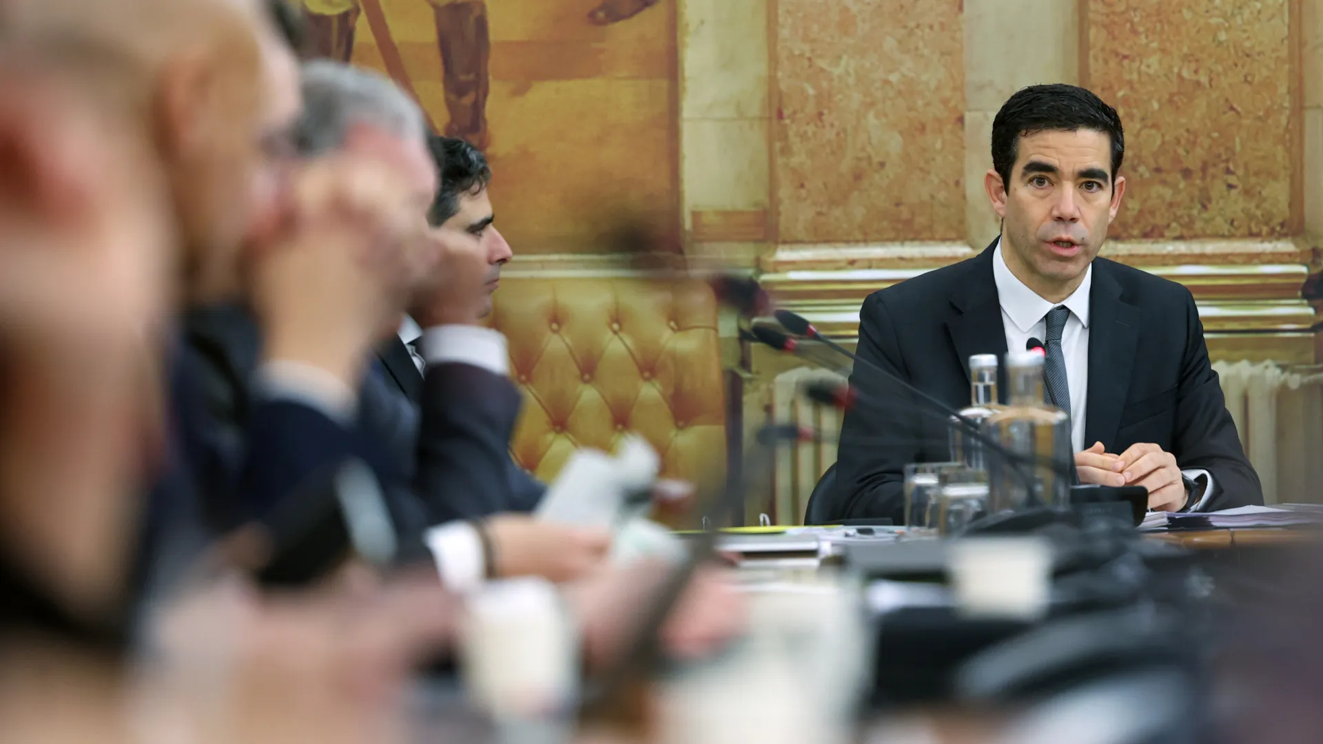 
                    Vistos de trabalho sobem, mas caem 60% autorizações de residência
                