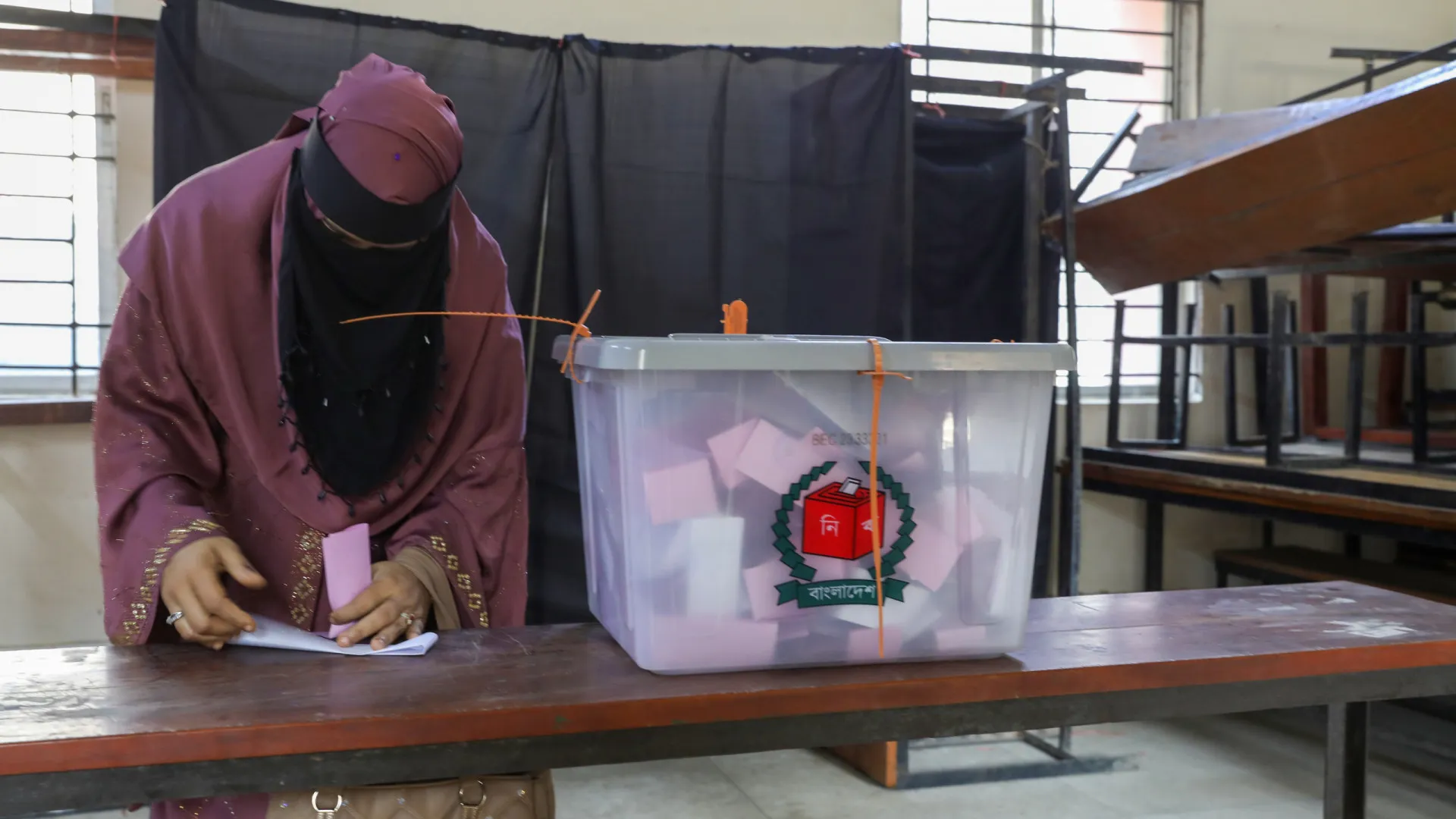 
                    Partido Nacionalista do Bangladesh vence legislativas com maioria absoluta
                