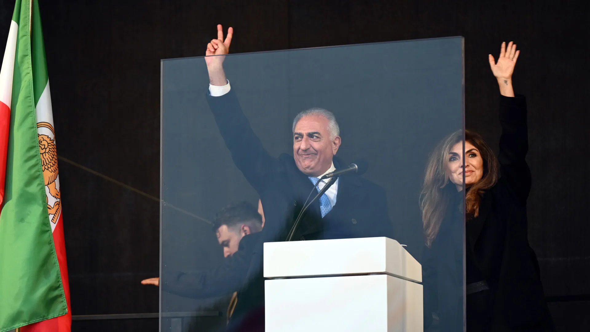 
                    Filho do xá Reza Pahlavi quer assumir papel no processo de transição
                