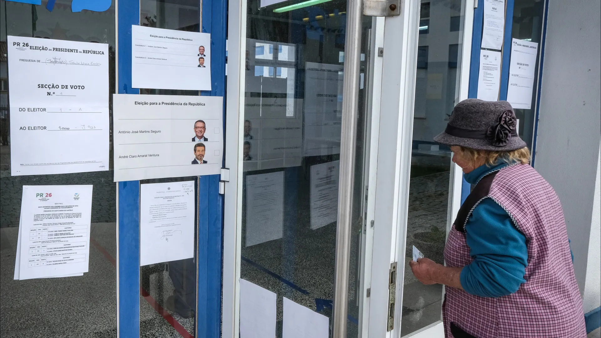 
                    Eleitores foram à urnas em Alcácer do Sal por 