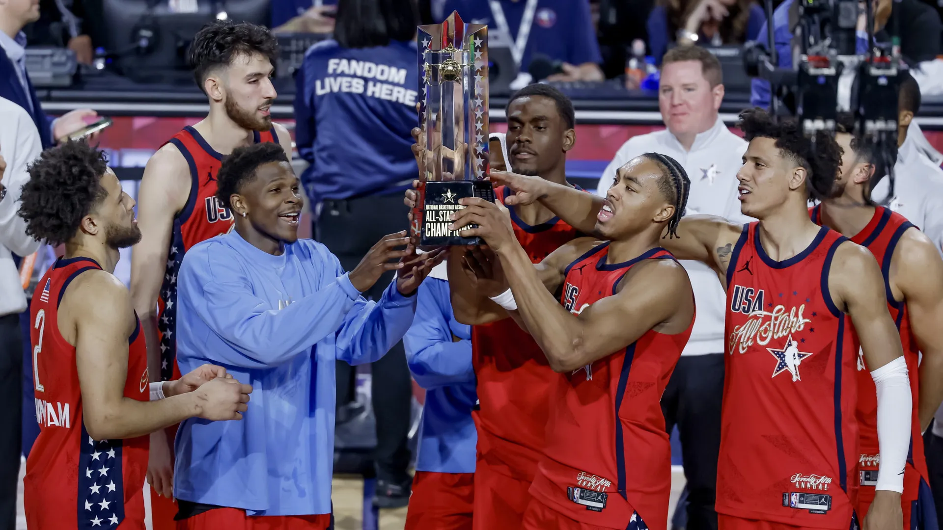 
                    Jovens batem veteranos em final do All Star Game da NBA sem o 'Mundo'
                
