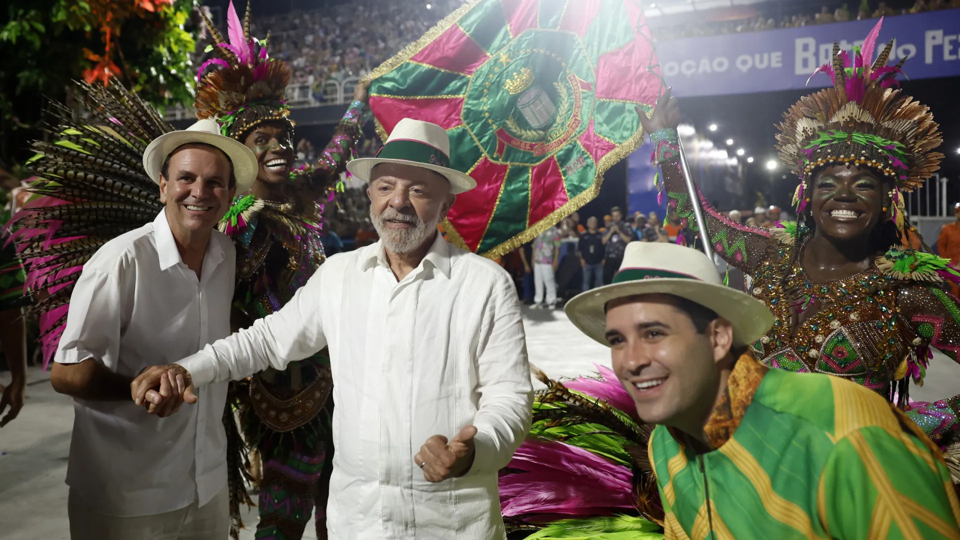 
                    Oposição brasileira protesta contra homenagem a Lula no Carnaval do Rio
                