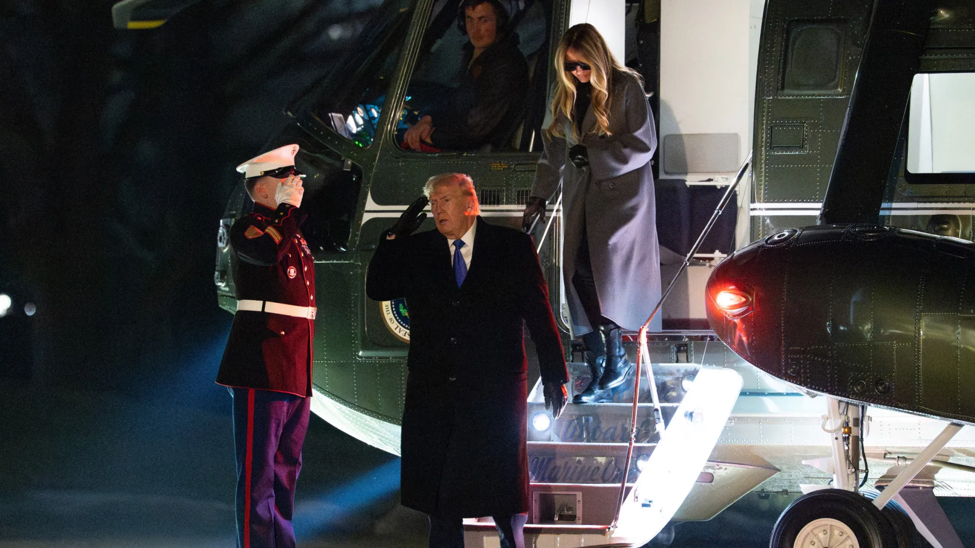 
                    Trump avisa Londres para 