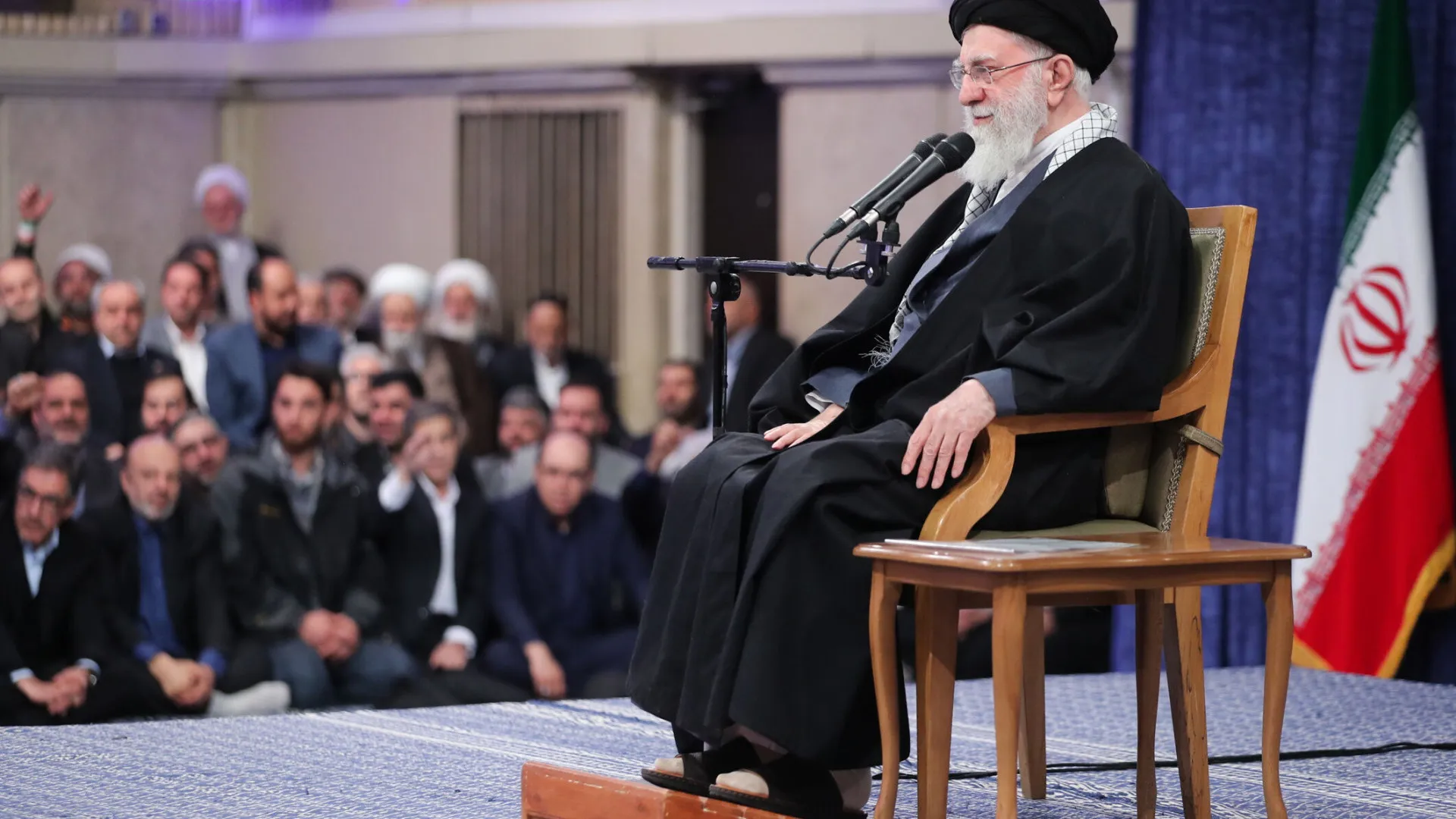 
                    Irão fecha parcial e temporariamente estreito de Ormuz por segurança
                