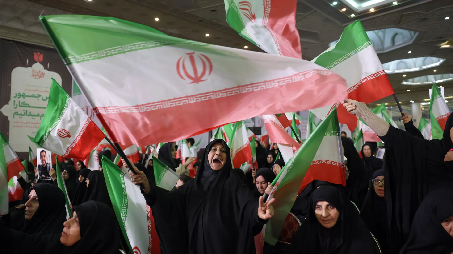 
                    Iranianos manifestam-se em homenagem aos mortos pelo regime nos protestos
                