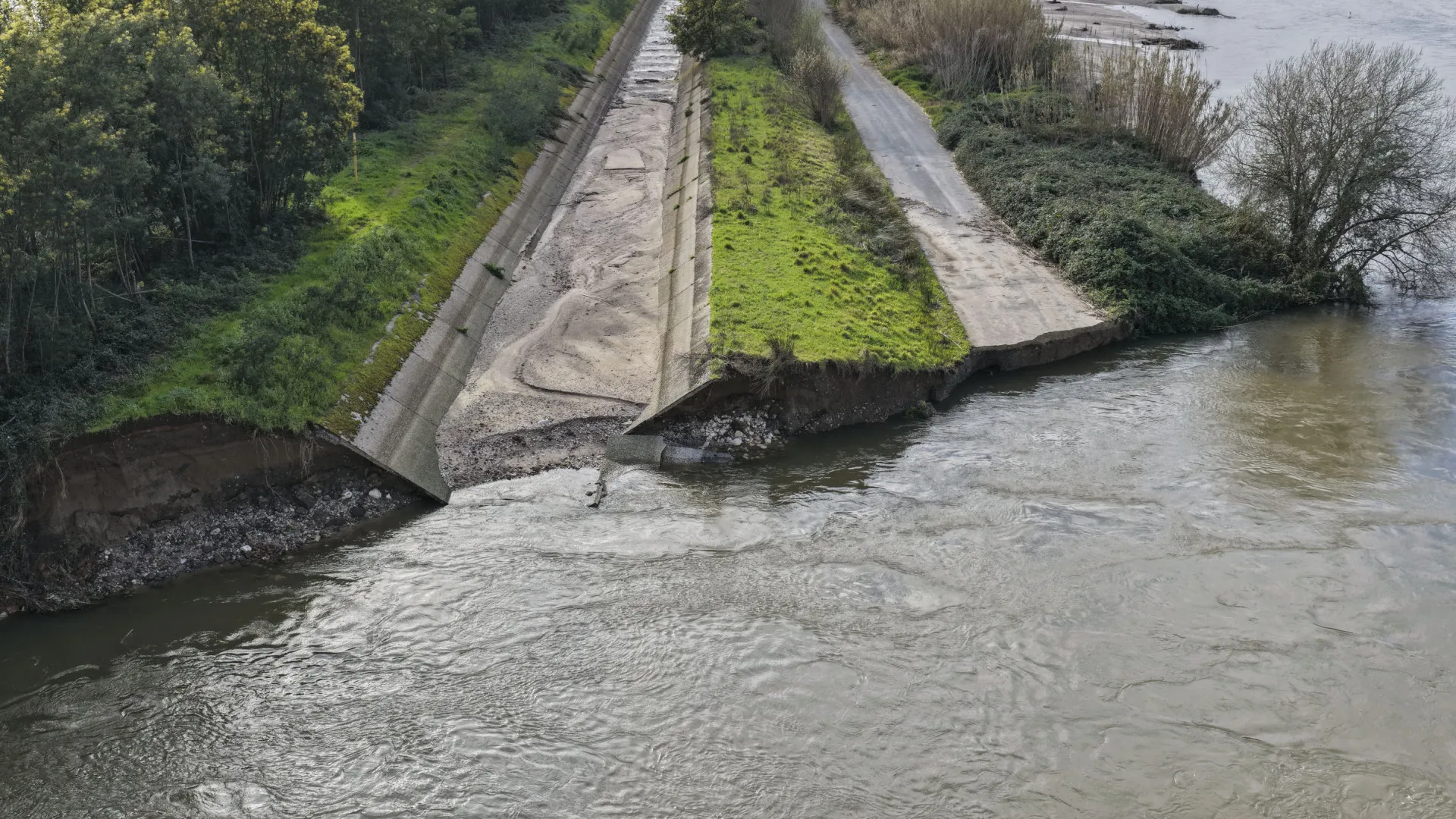
                    Ex-presidente do LNEC diz que obra no Mondego está abandonada
                