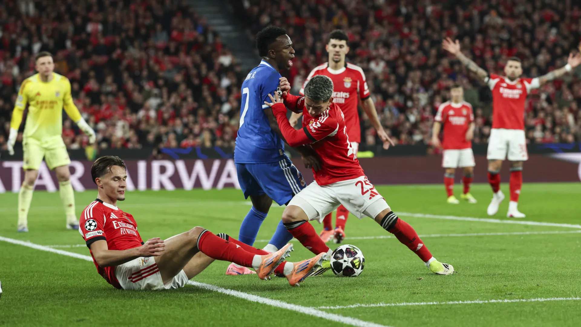 
                    Alegados insultos racistas de Prestianni 'invadem' imprensa argentina
                