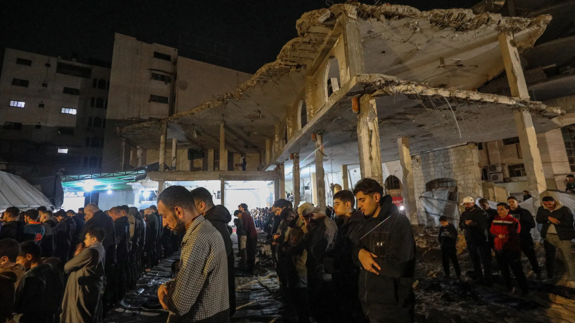 
                    Palestinianos de Gaza iniciam Ramadão com sentimentos contraditórios
                