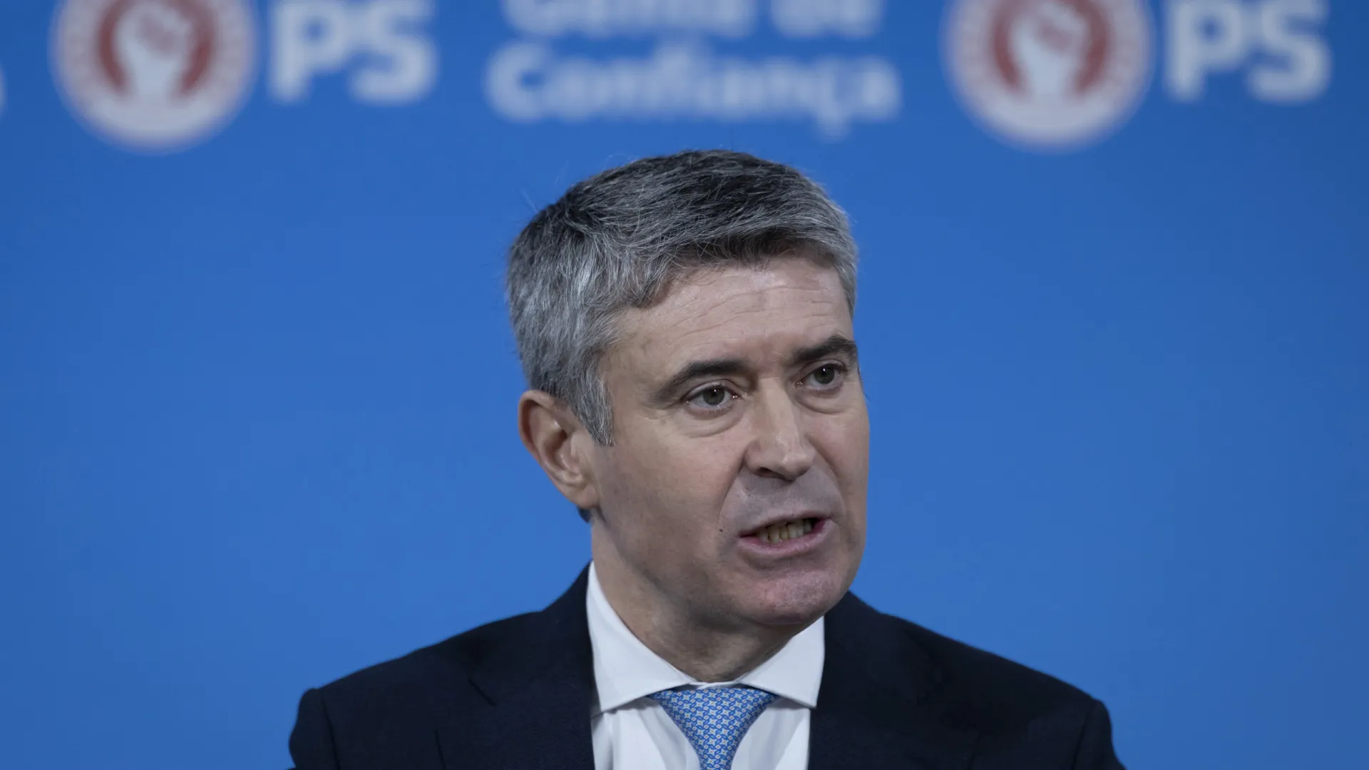 
                    Carneiro apresenta recandidatura à liderança do PS e de novo sem oposição
                