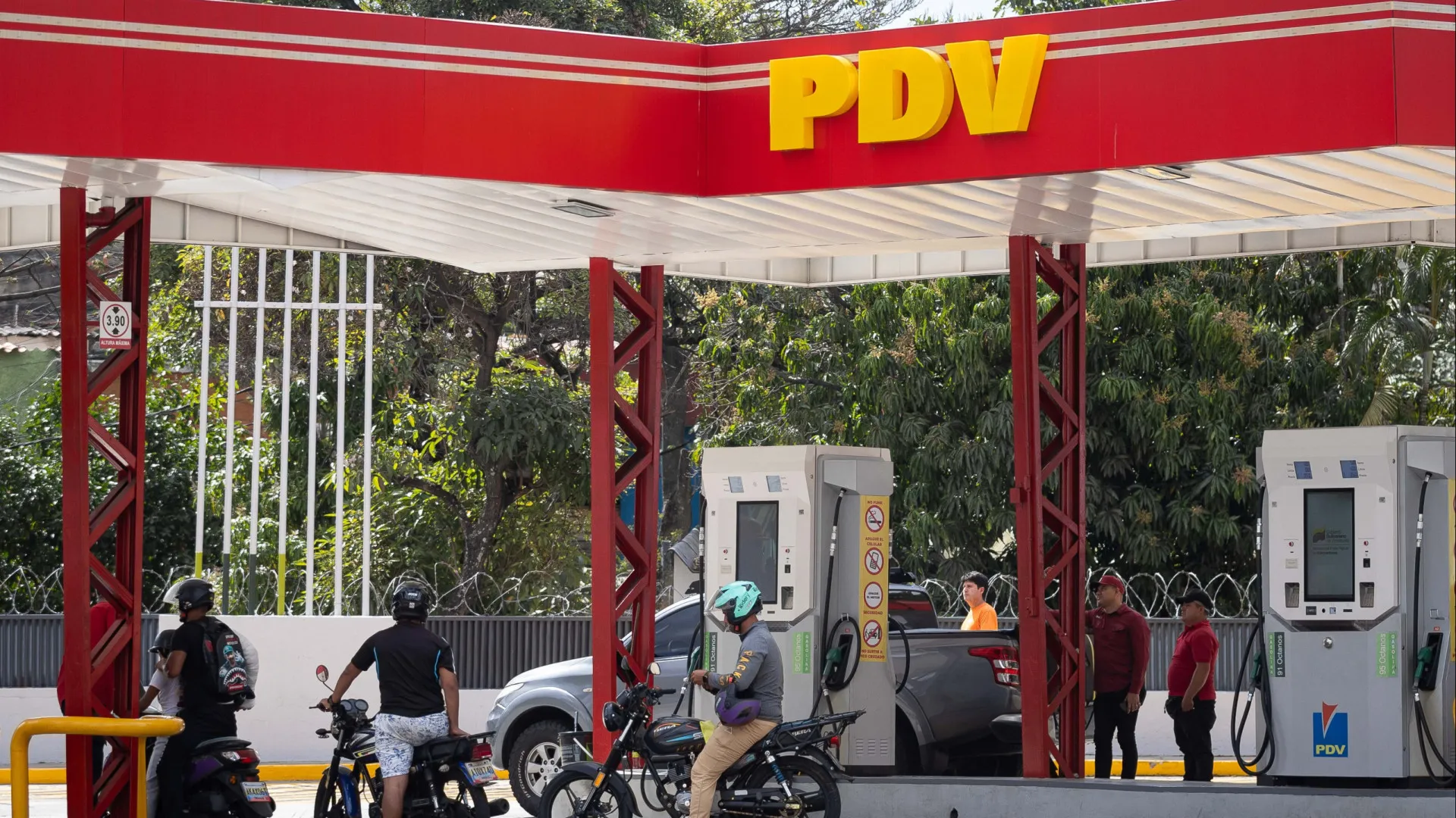 
                    Chavismo rejeita privatizar setor petrolífero na Venezuela
                