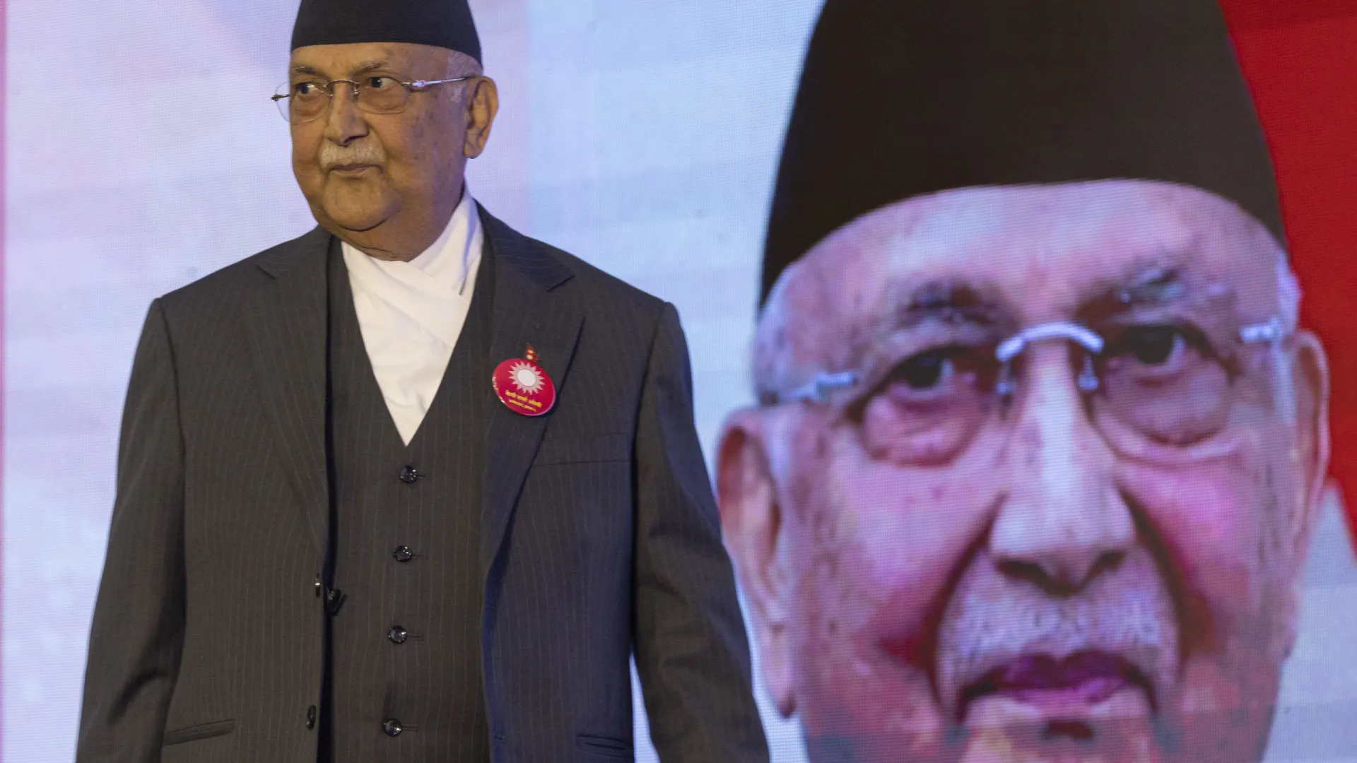 
                    Ex-primeiro-ministro do Nepal detido após tomada de posse de sucessor
                