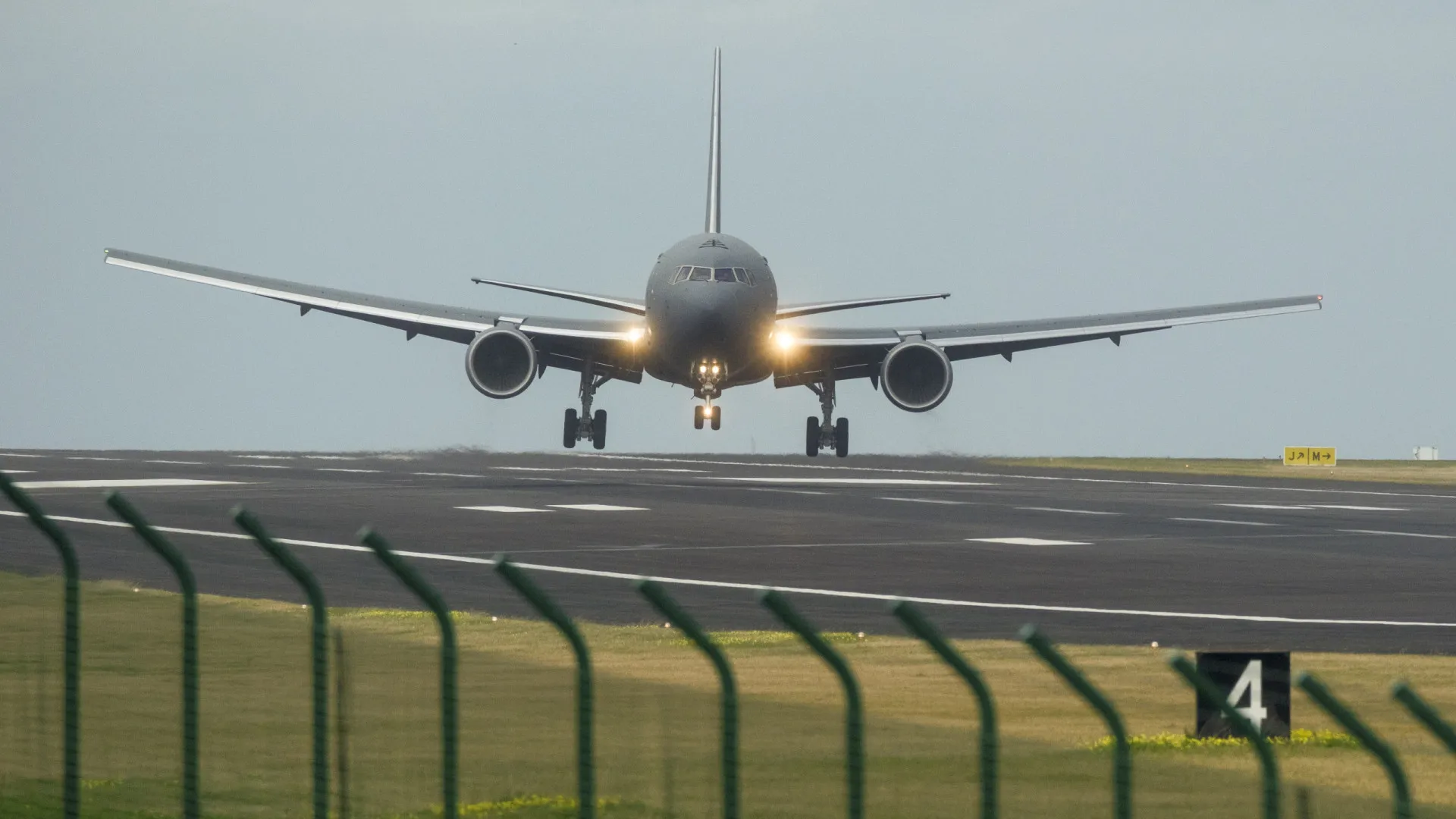 
                    Base das Lajes com forte movimento de aviões dos EUA após ataque ao Irão
                
