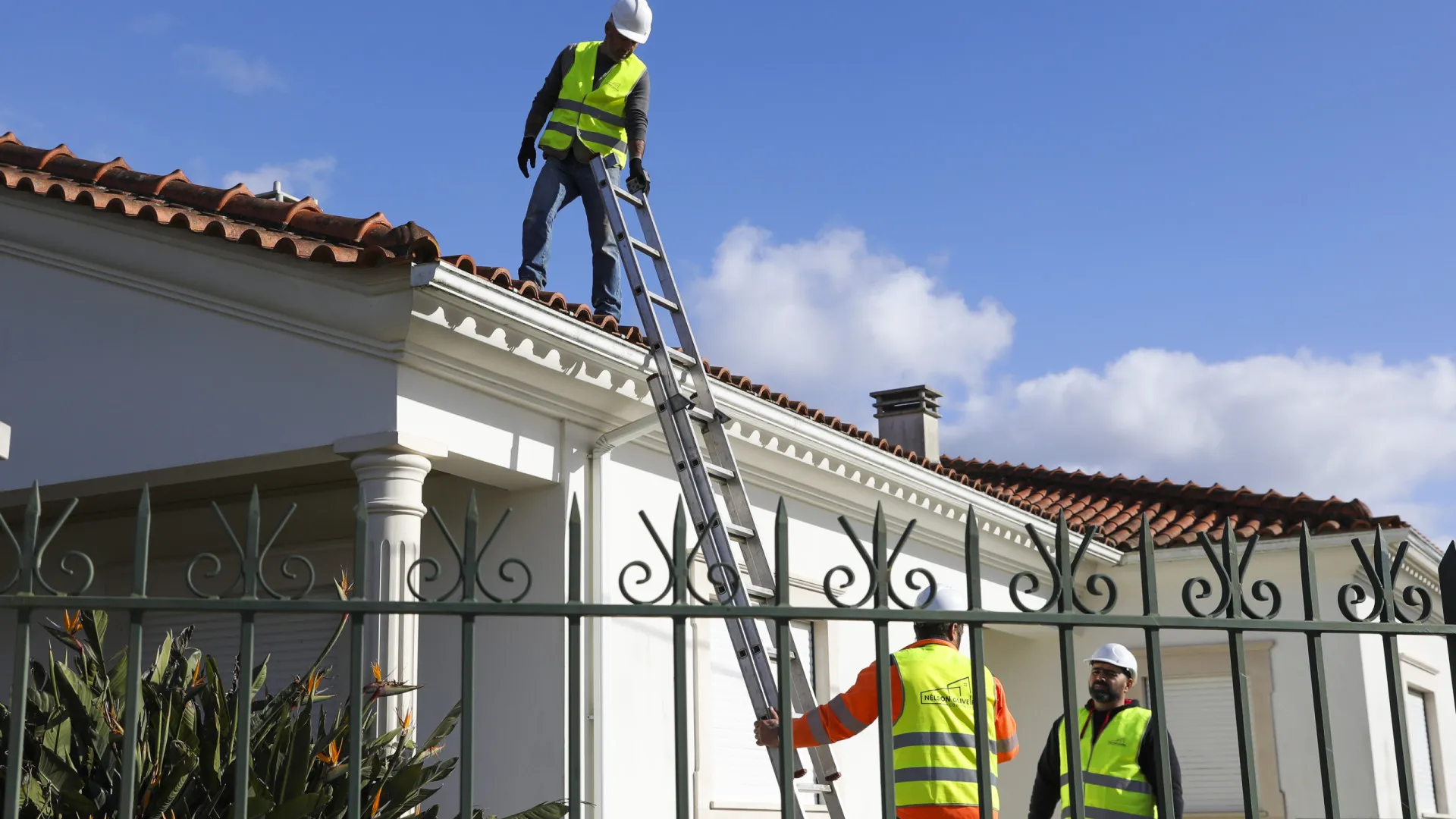 
                    Três semanas depois, voluntários ainda reparam telhados em Leiria
                